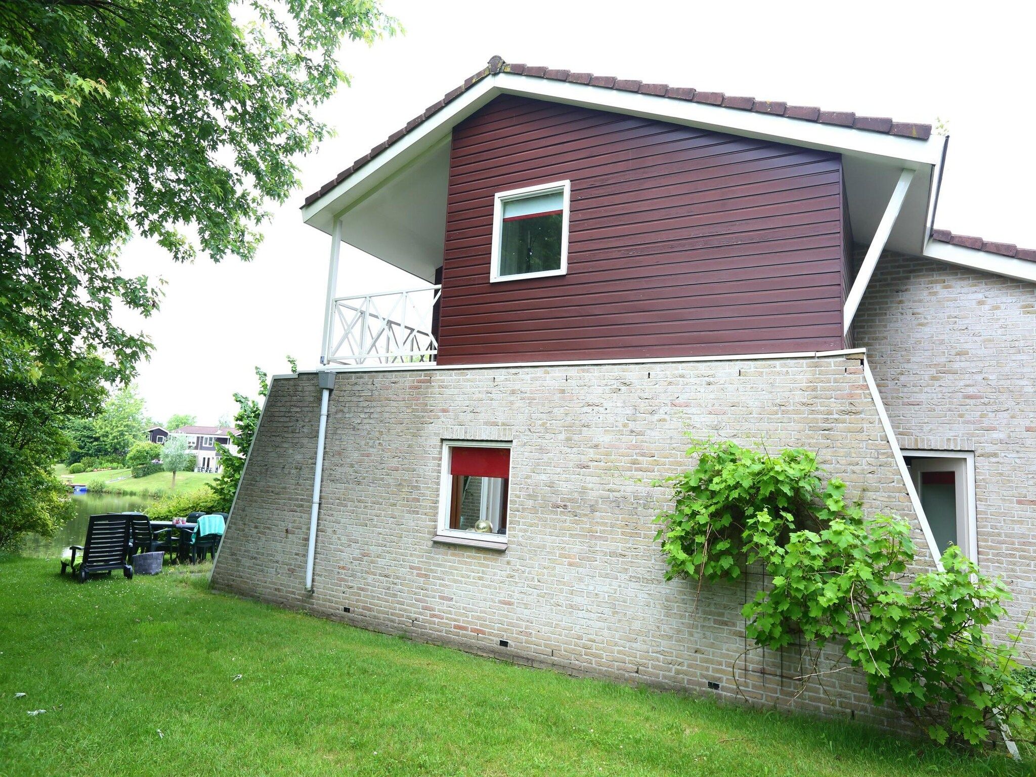 De buitenkant van Vakantiepark Emslandermeer 2 in Vlagtwedde