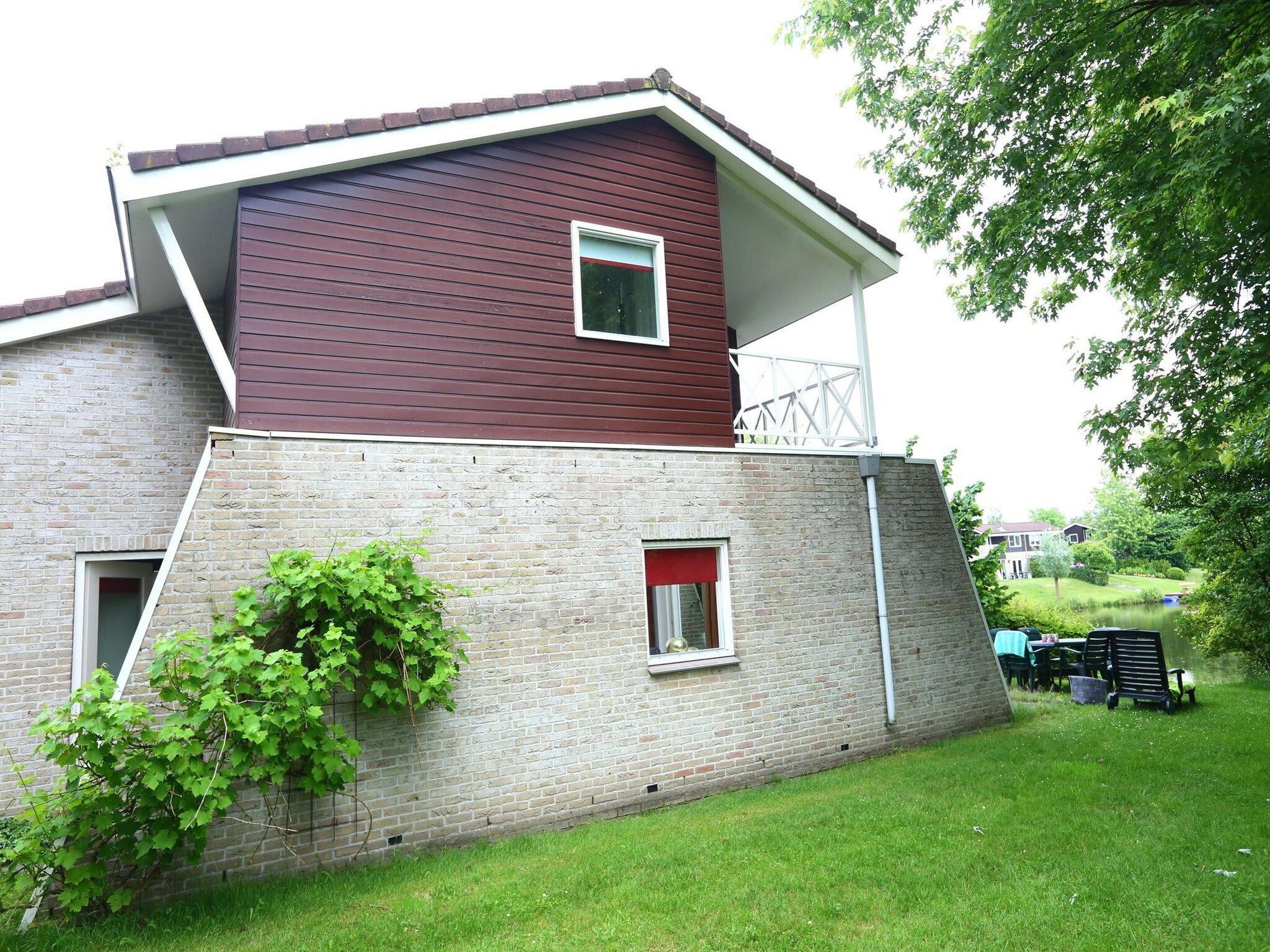 De buitenkant van Vakantiepark Emslandermeer 2 in Vlagtwedde