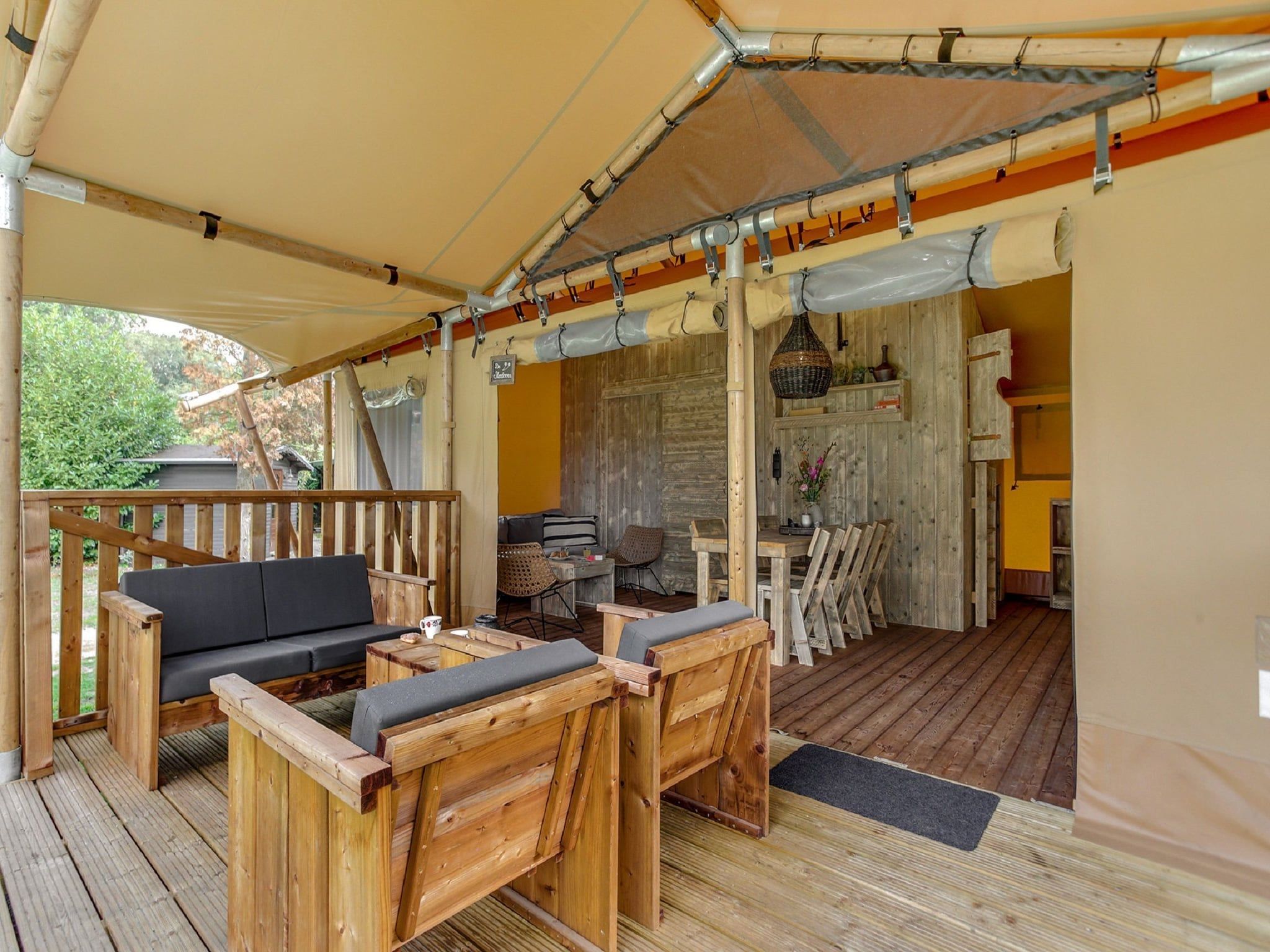 Het terras van Vakantiepark Sandberghe 10 in Uden