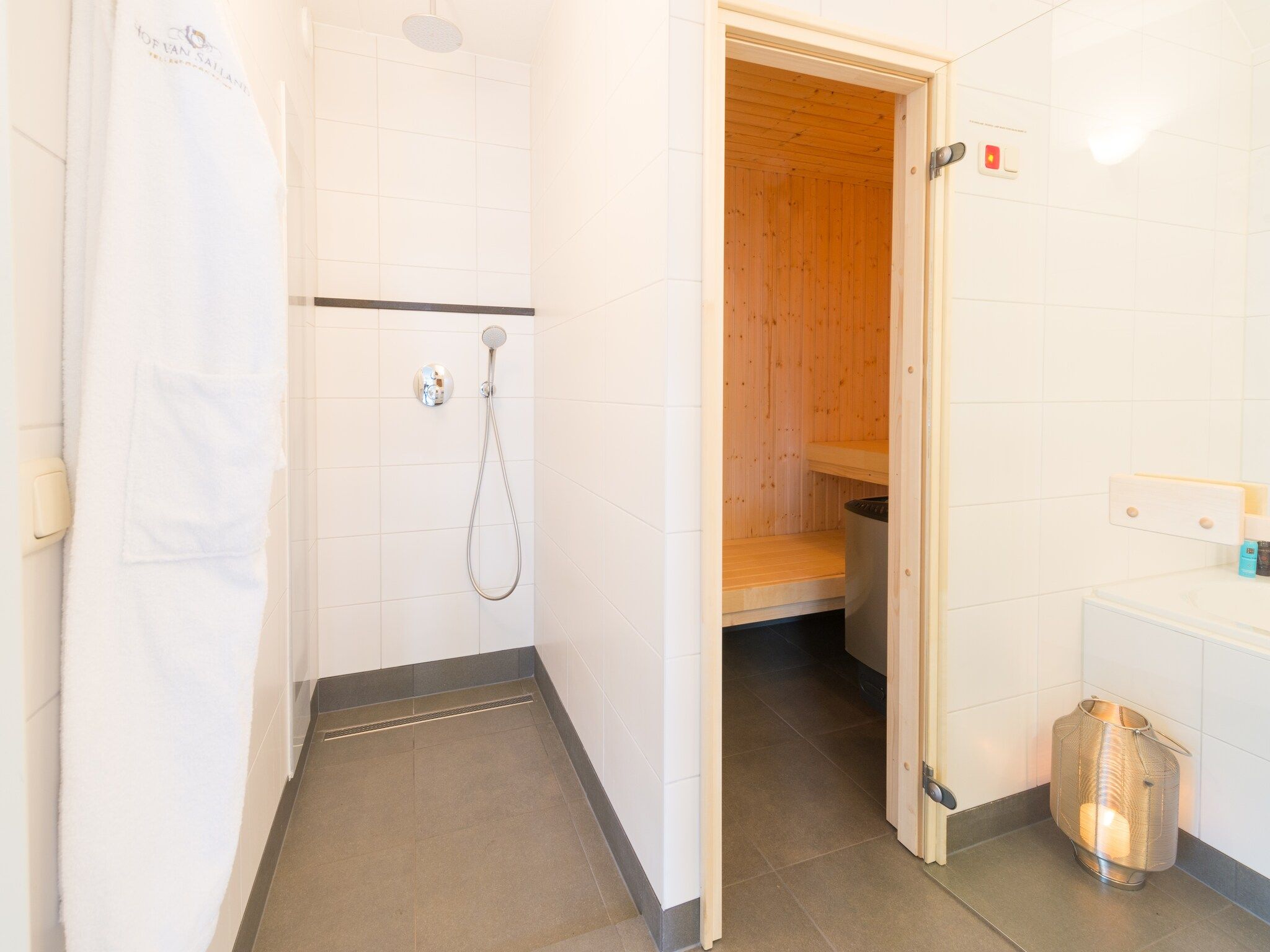 De badkamer van Hof van Salland 10 in Hellendoorn