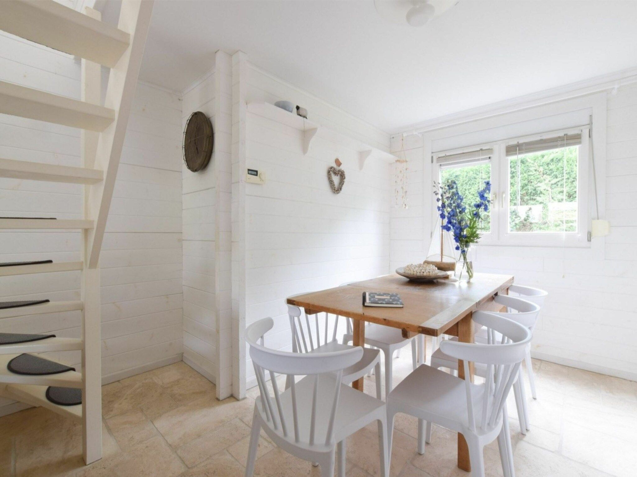 De eetkamer van Hoge Weide 64 in Oostkapelle
