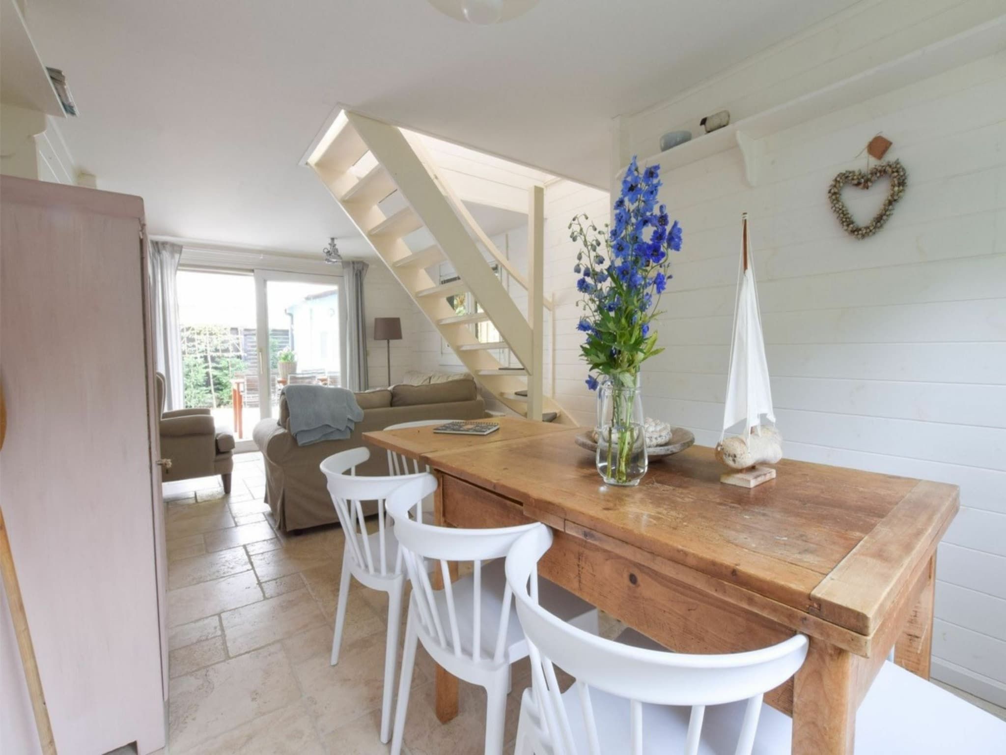 De eetkamer van Hoge Weide 64 in Oostkapelle