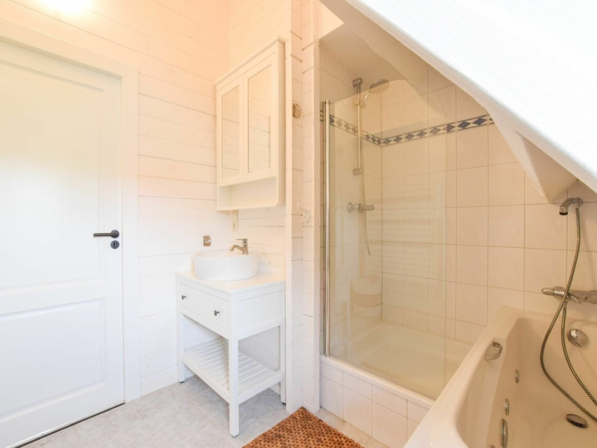 De badkamer van Hoge Weide 64 in Oostkapelle
