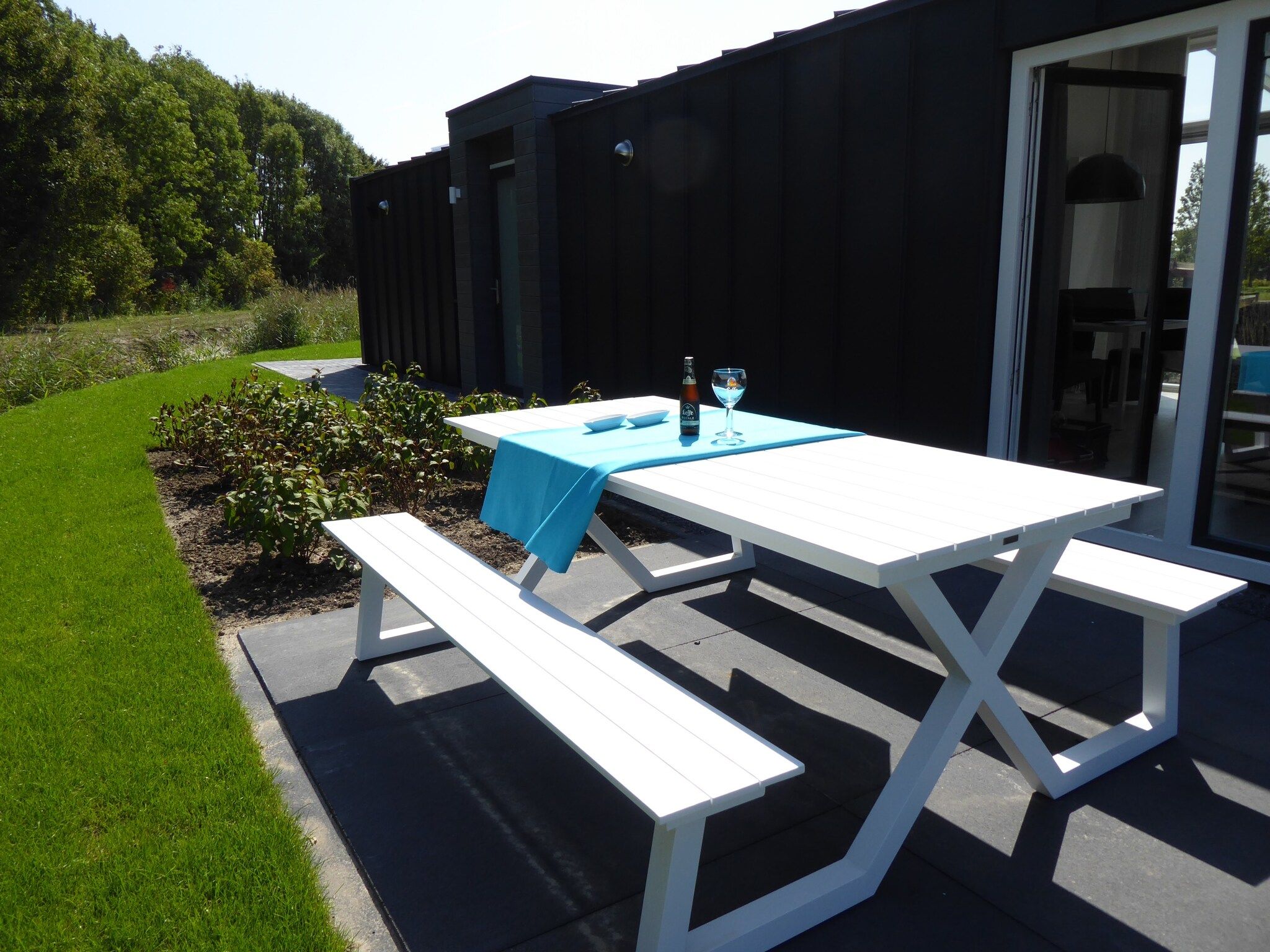 Het terras van Water Resort Oosterschelde 103 in Wemeldinge