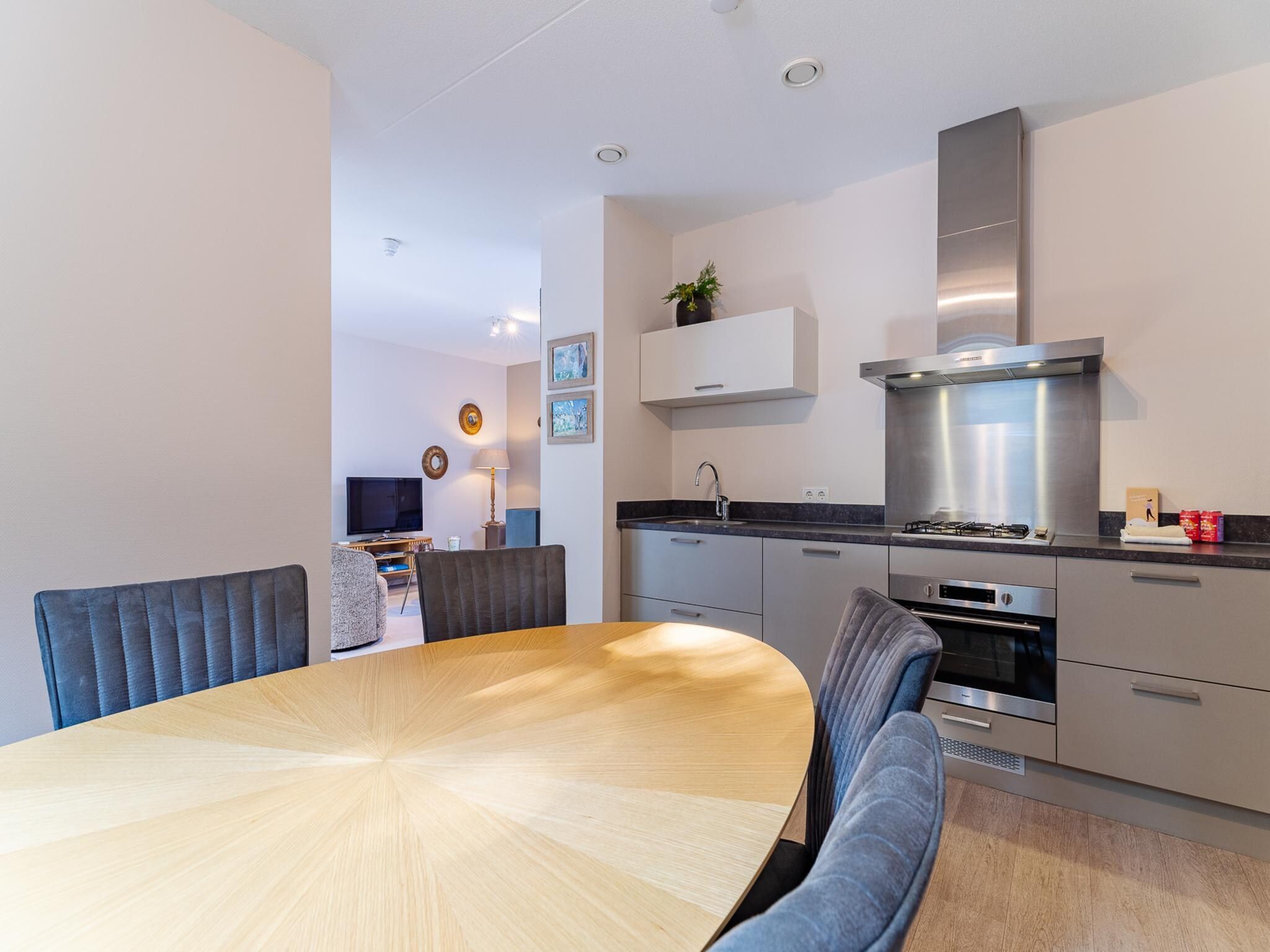 De eetkamer van Appartement Duinhof Dishoek 13M - 6 personen de luxe in Koudekerke