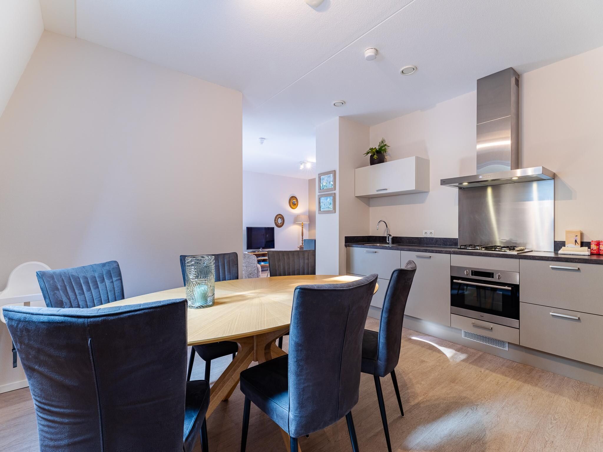 De eetkamer van Appartement Duinhof Dishoek 13M - 6 personen de luxe in Koudekerke