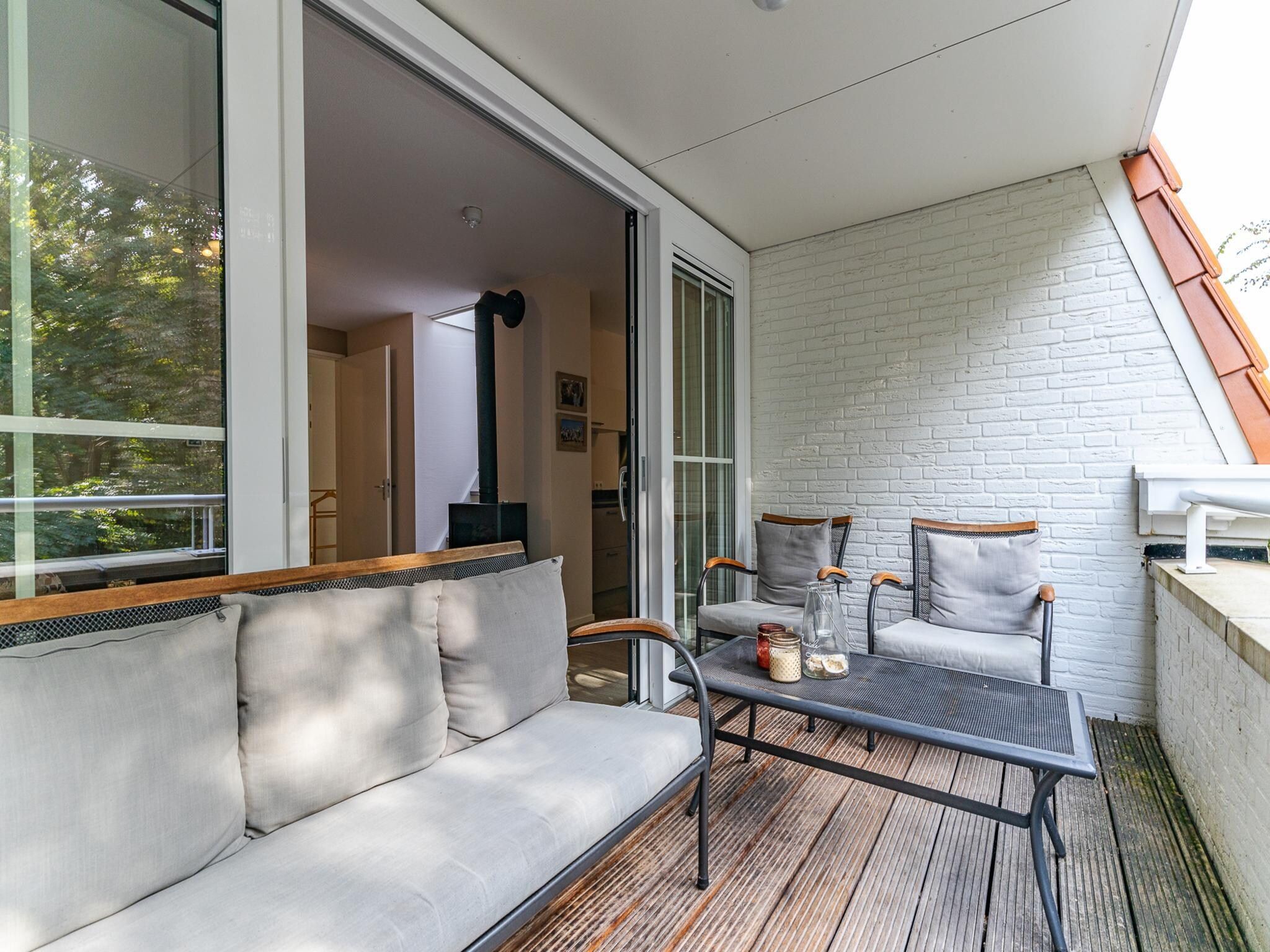 Het terras van Appartement Duinhof Dishoek 13M - 6 personen de luxe in Koudekerke