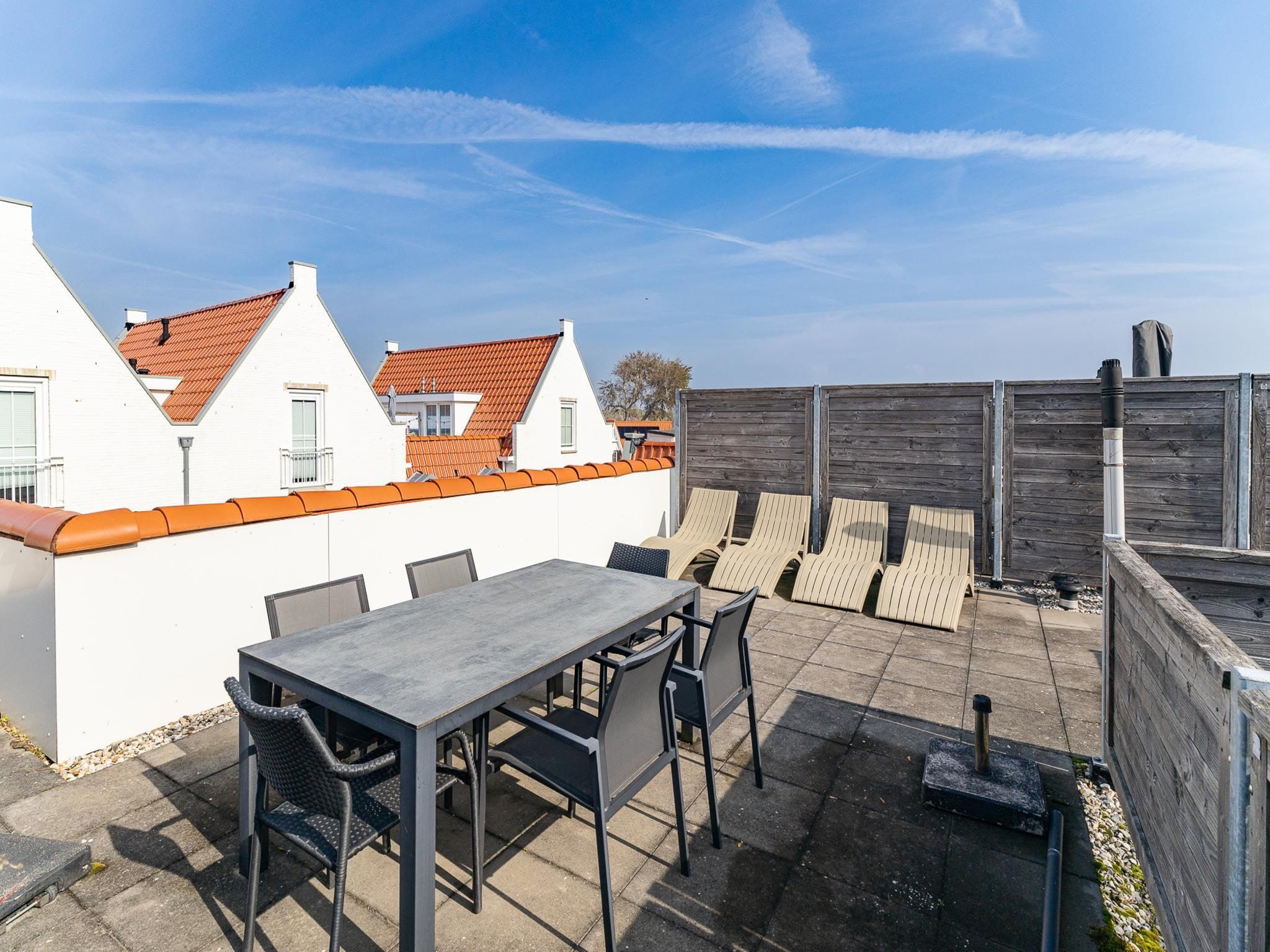 Het terras van Appartement Duinhof Dishoek 13M - 6 personen de luxe in Koudekerke