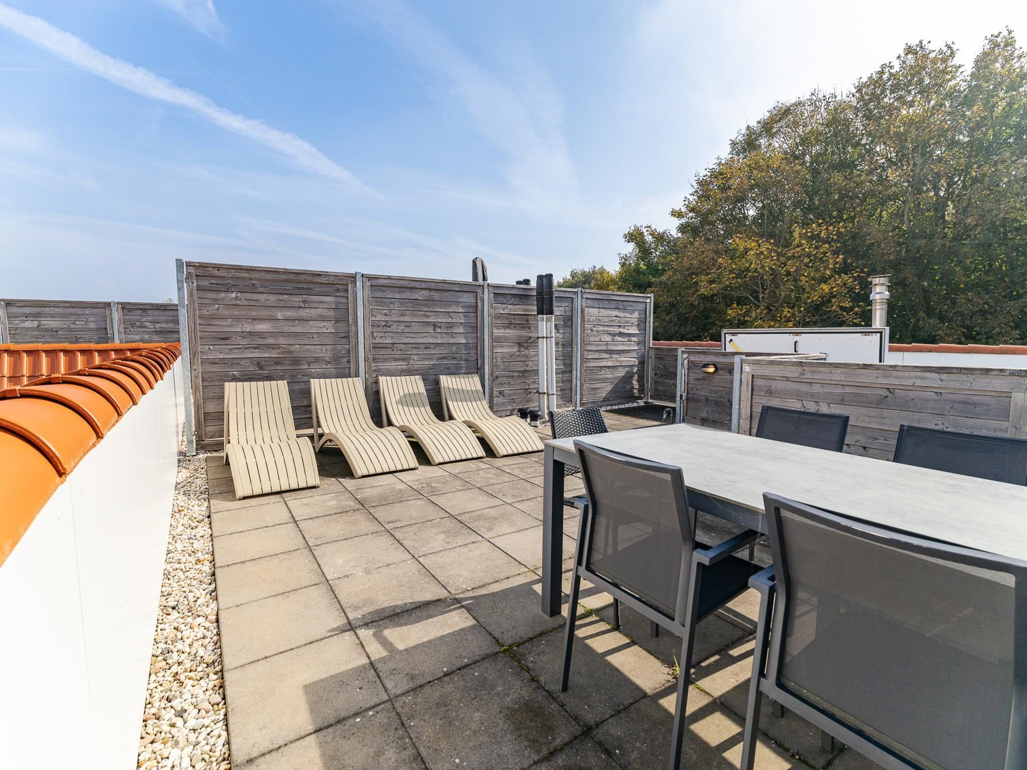 Het terras van Appartement Duinhof Dishoek 13M - 6 personen de luxe in Koudekerke