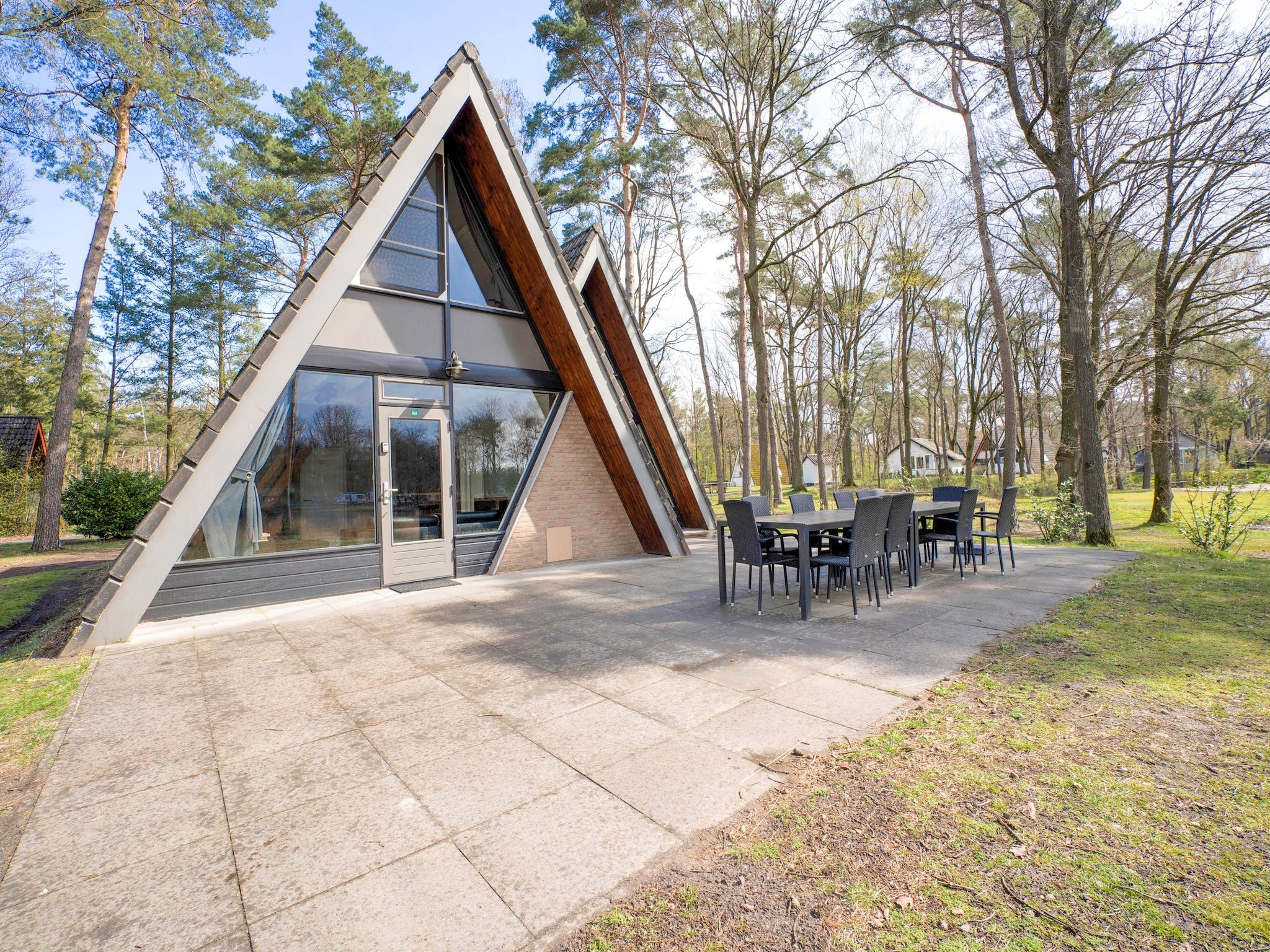De buitenkant van Bungalow 64 en 65 in Stramproy
