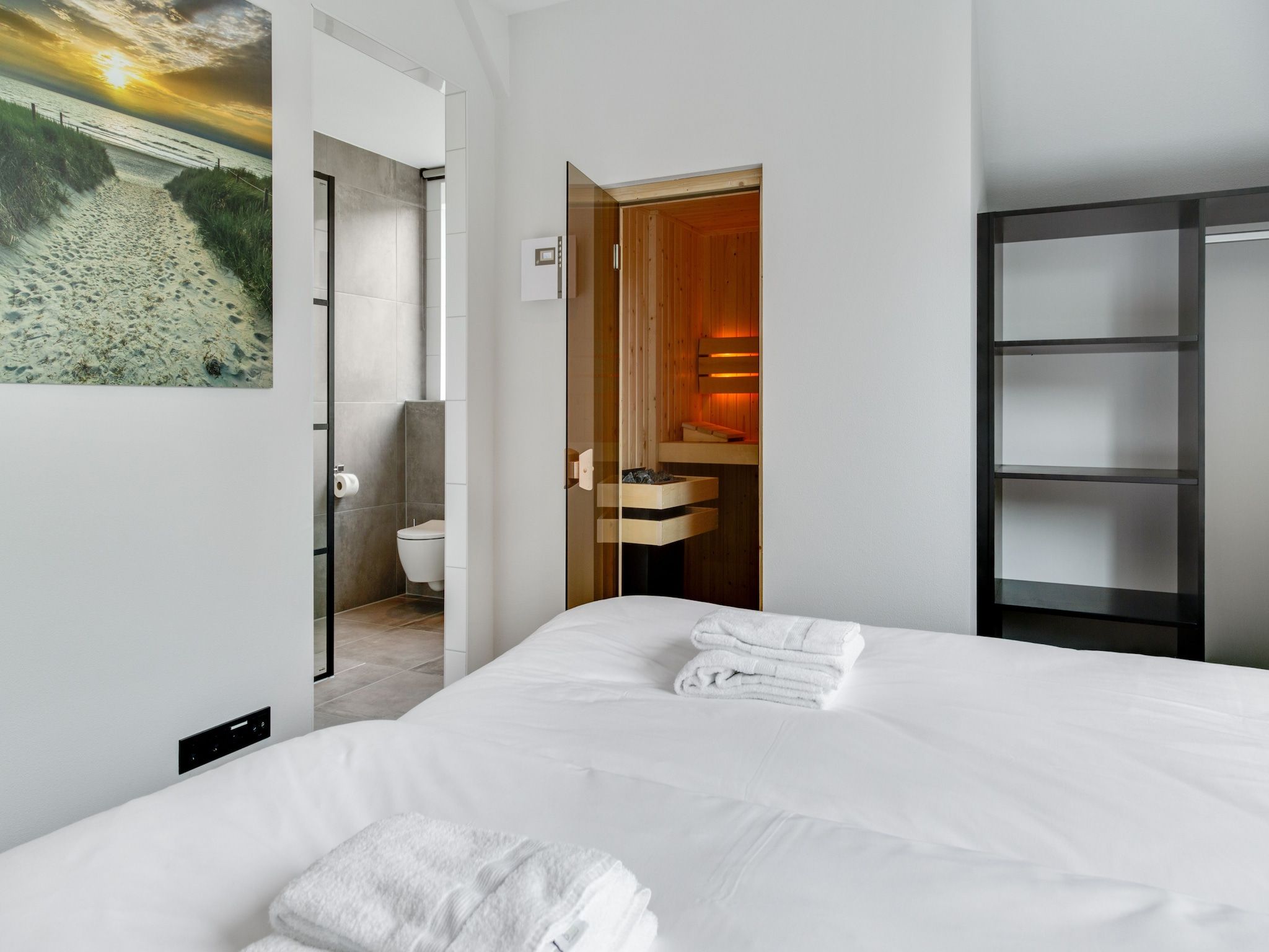 Een slaapkamer van De Koog nr 2 - 6 pers woning de luxe in De Koog Texel North Holland