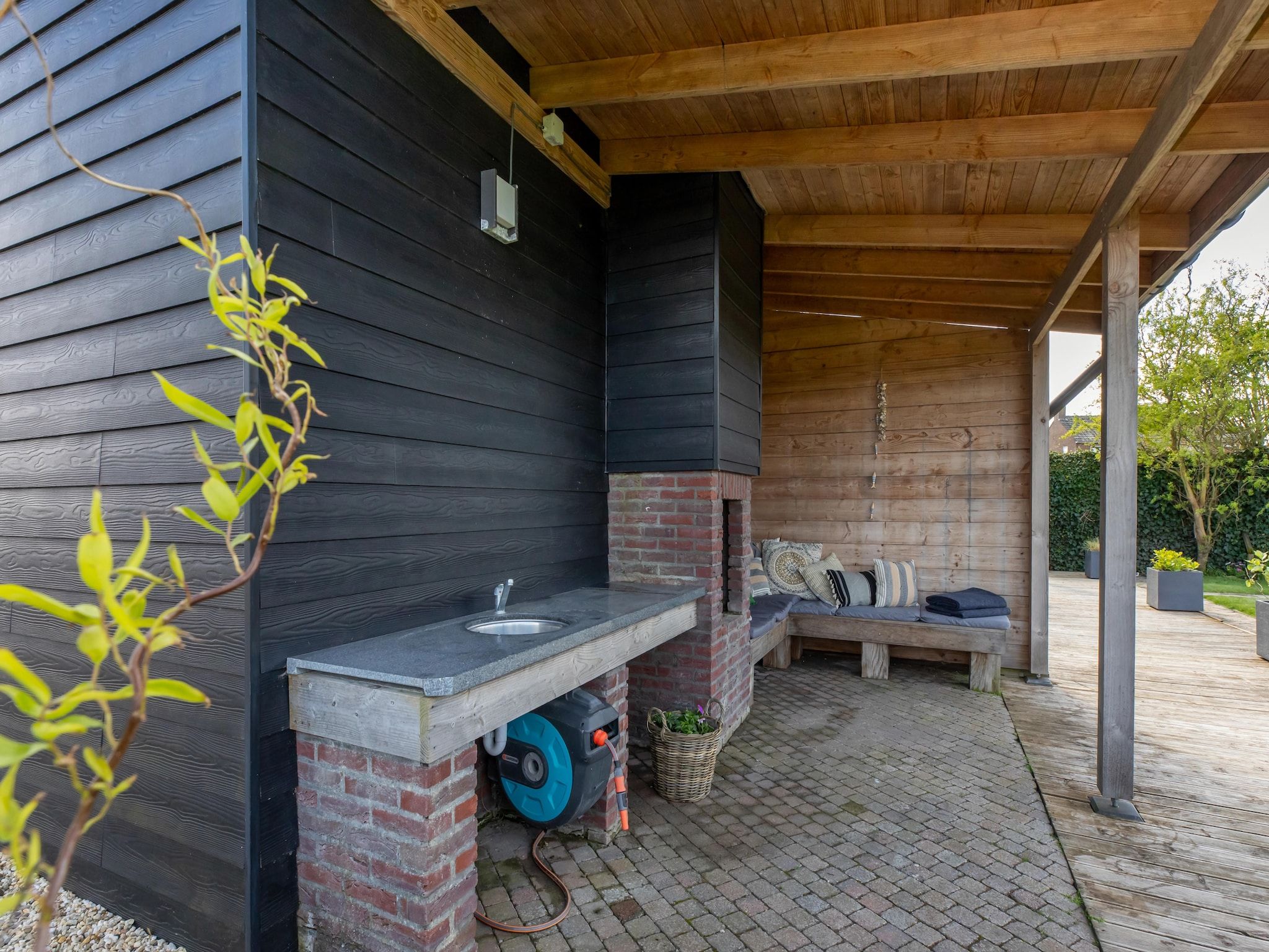 Het terras van Molenweg 27a in Zoutelande