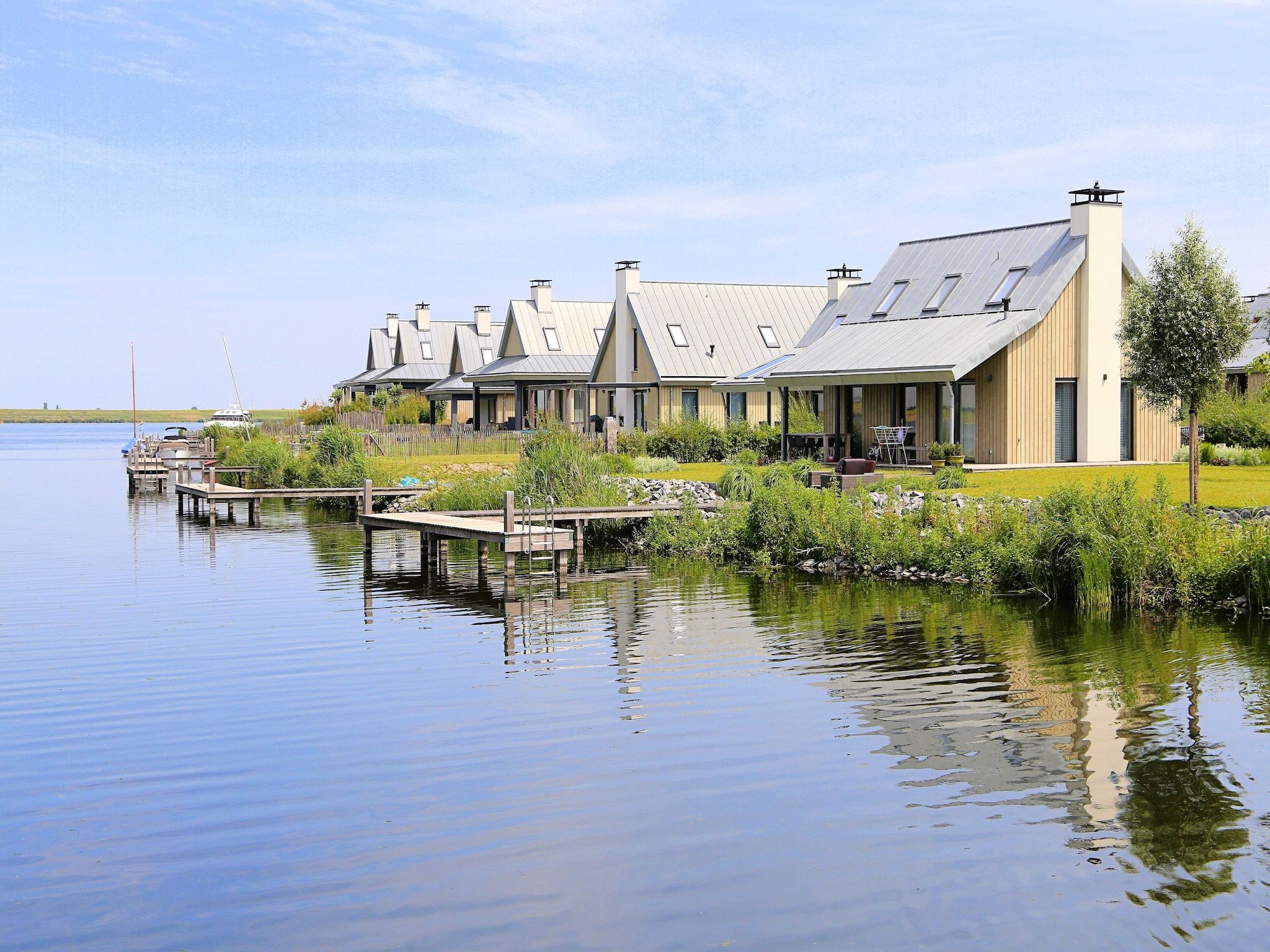 De buitenkant van Resort Waterrijk Oesterdam 5 in Tholen