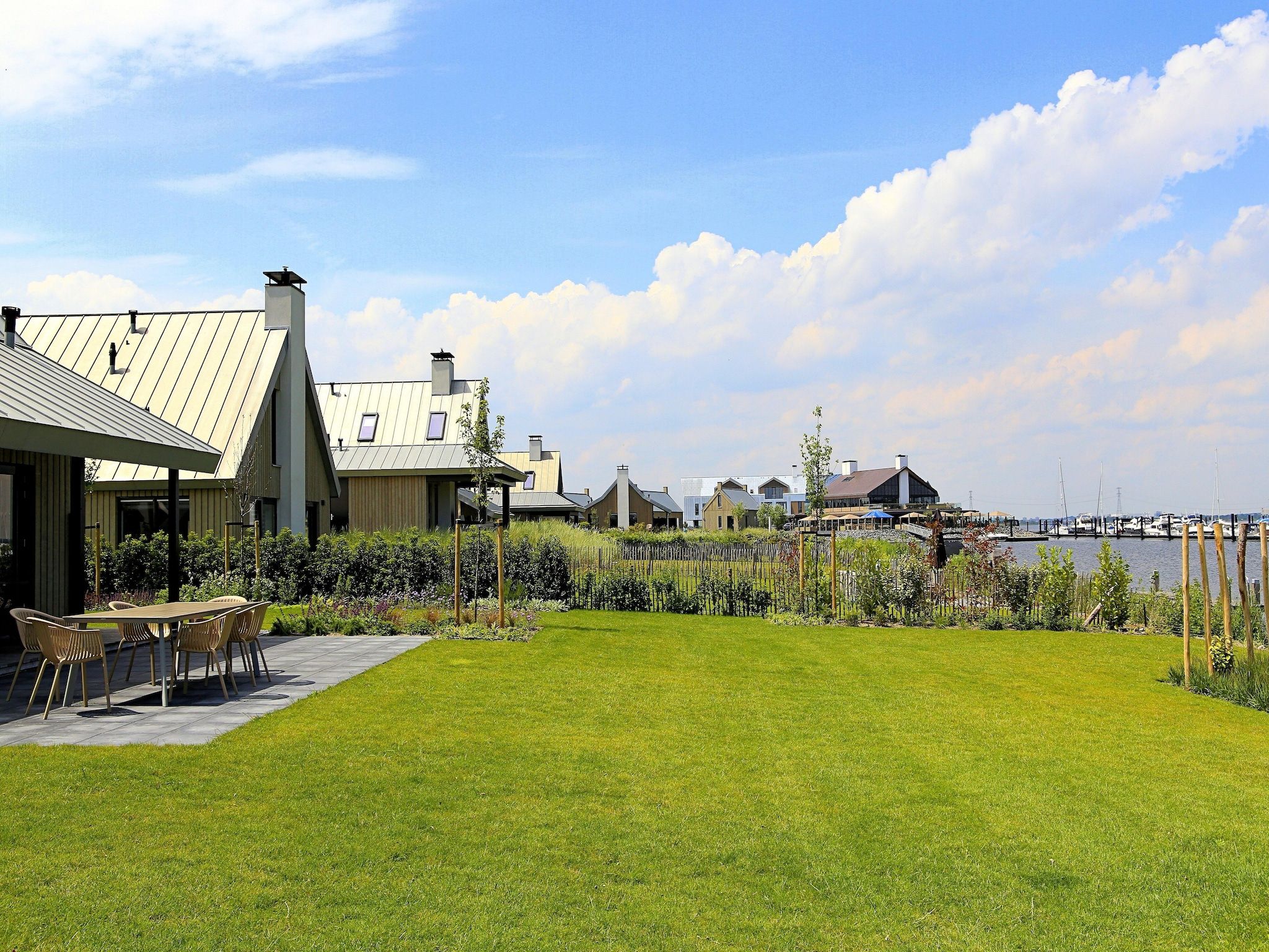 De buitenkant van Resort Waterrijk Oesterdam 5 in Tholen