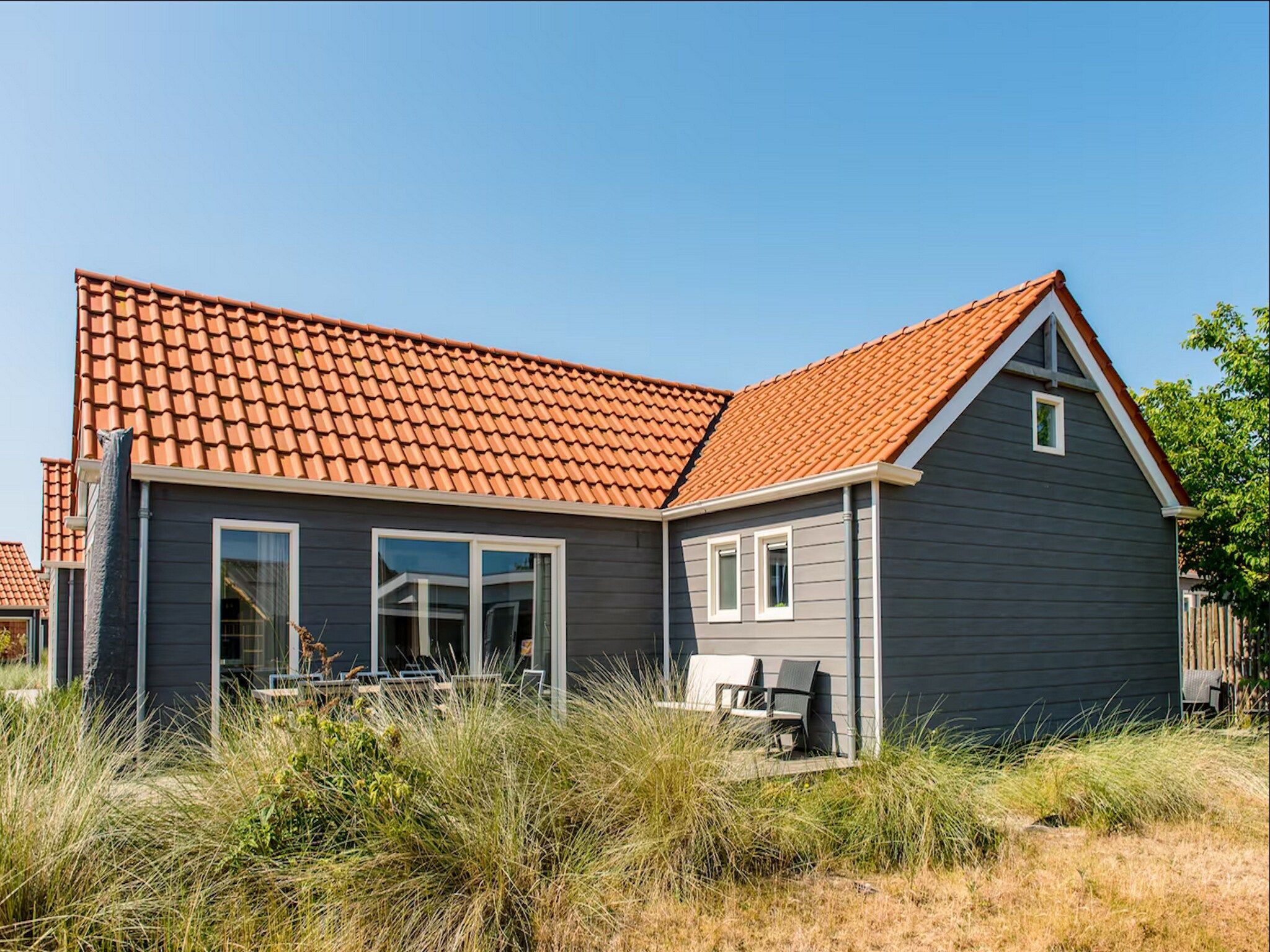 De buitenkant van Vakantiepark Boomhiemke 15 in Hollum