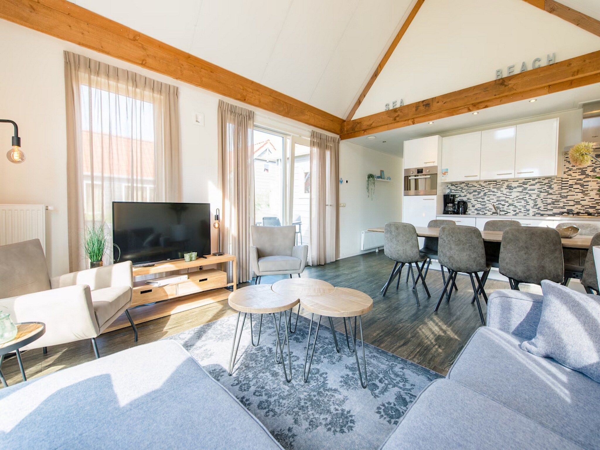 De woonkamer van Vakantiepark Boomhiemke 15 in Hollum