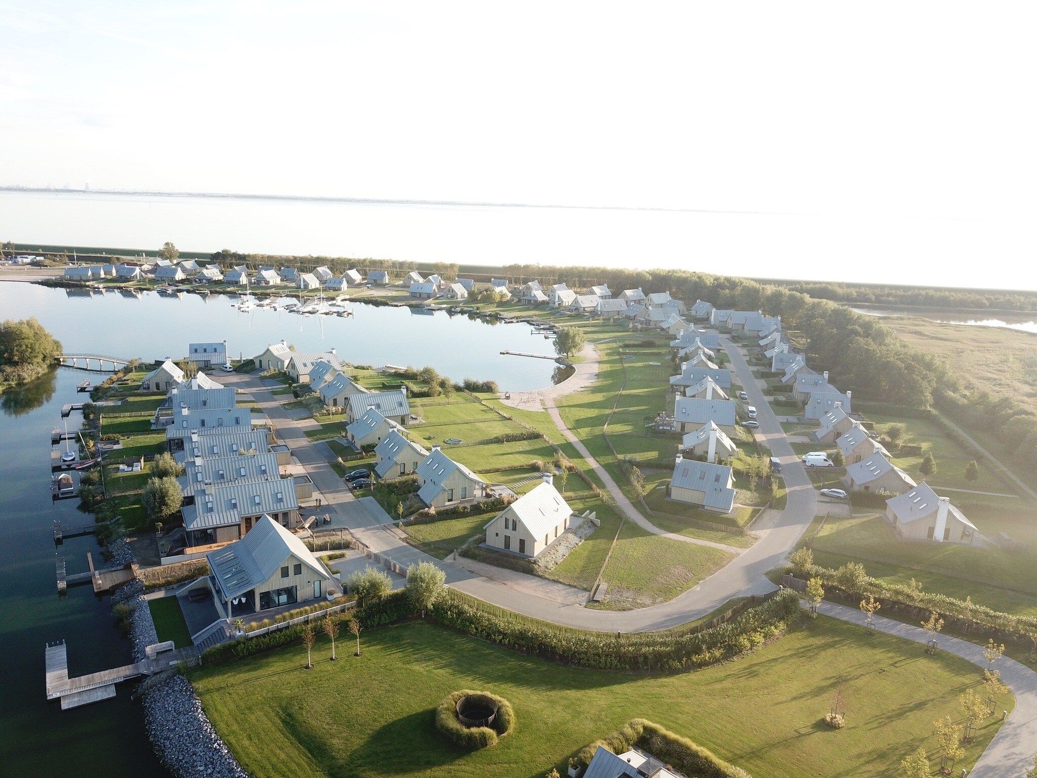 De buitenkant van Resort Waterrijk Oesterdam 7 in Tholen