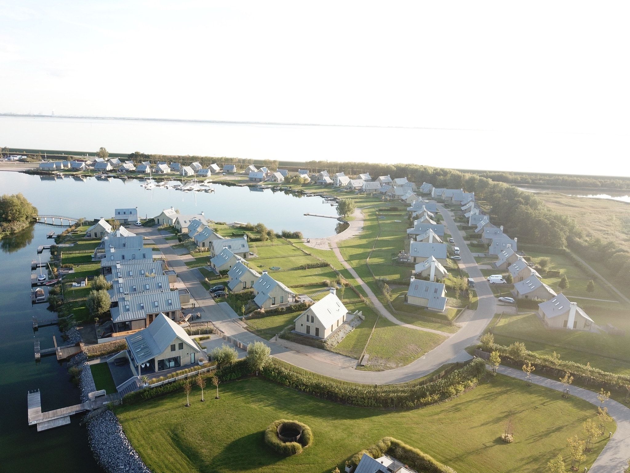 De buitenkant van Resort Waterrijk Oesterdam 15 in Tholen