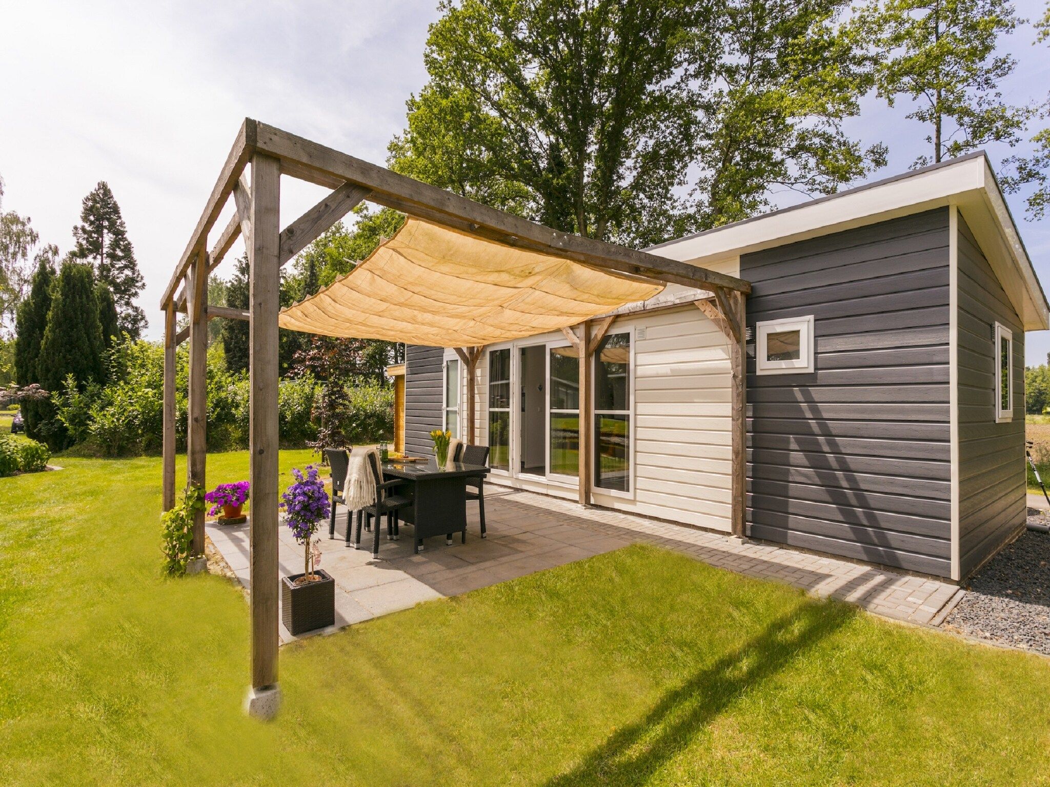 Het terras van Vakantiepark De Lochemse Berg 2 in Lochem