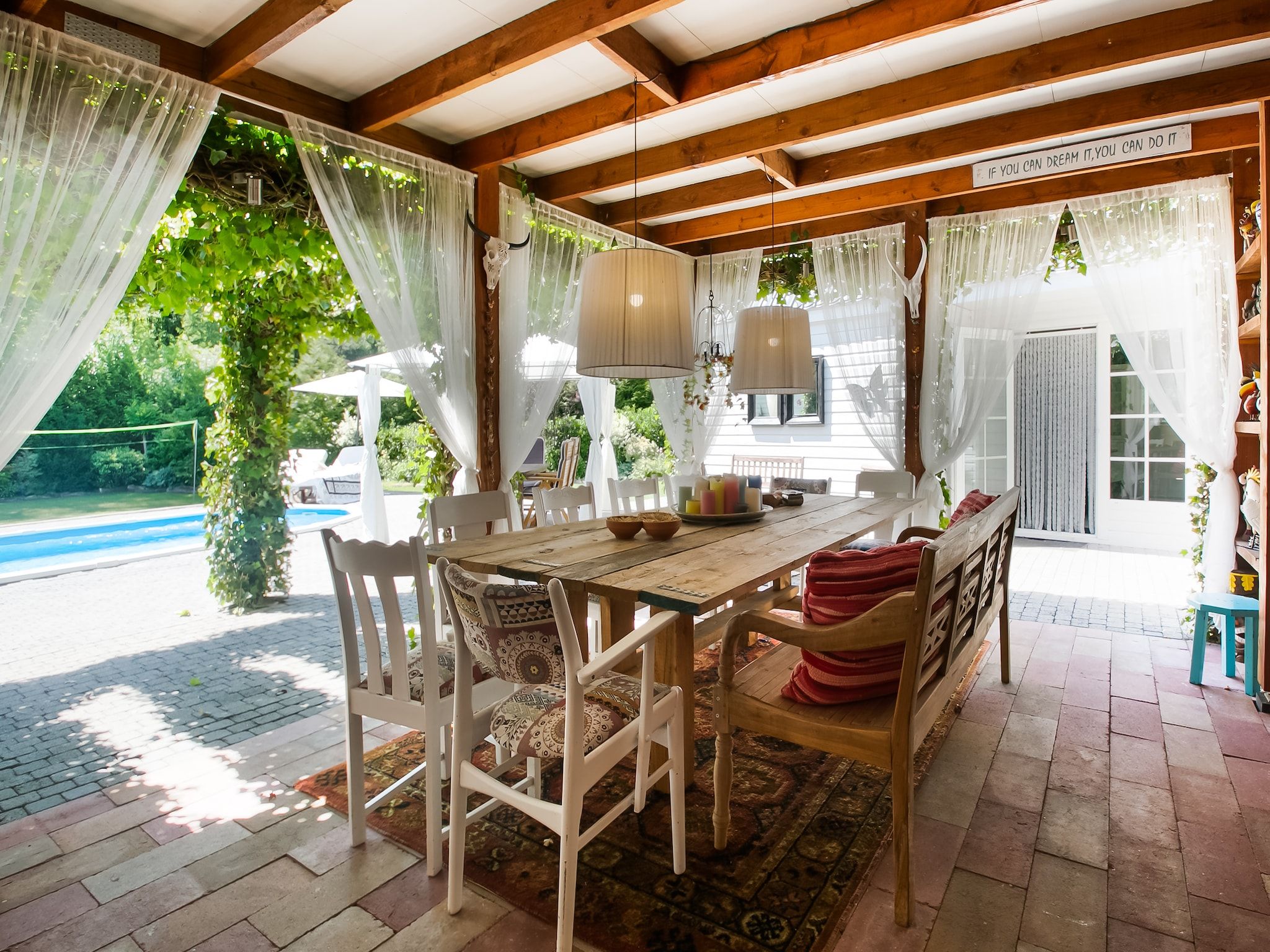 Het terras van Botterlodge in Wateren