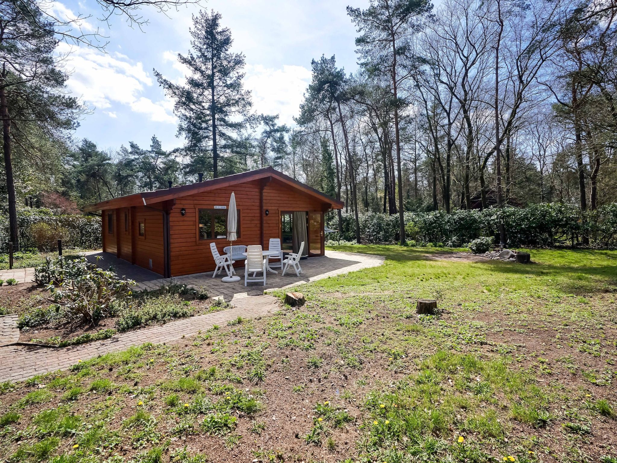 De buitenkant van Finse Bungalow in Holten in Holten