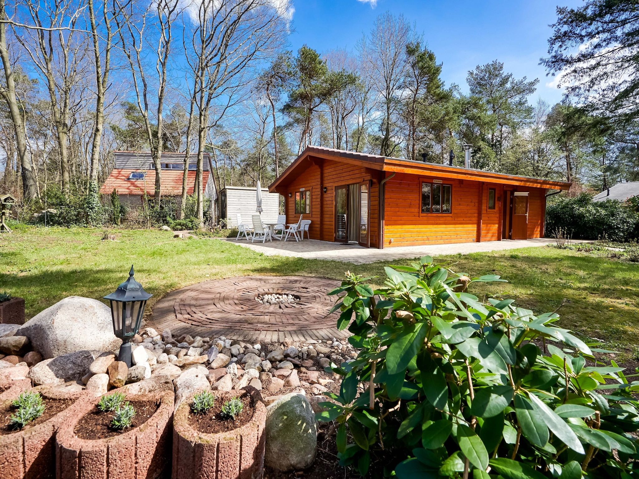 De buitenkant van Finse Bungalow in Holten in Holten