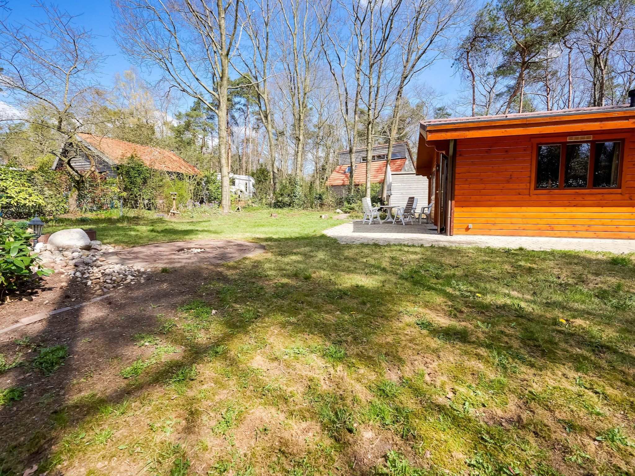 De tuin van Finse Bungalow in Holten in Holten