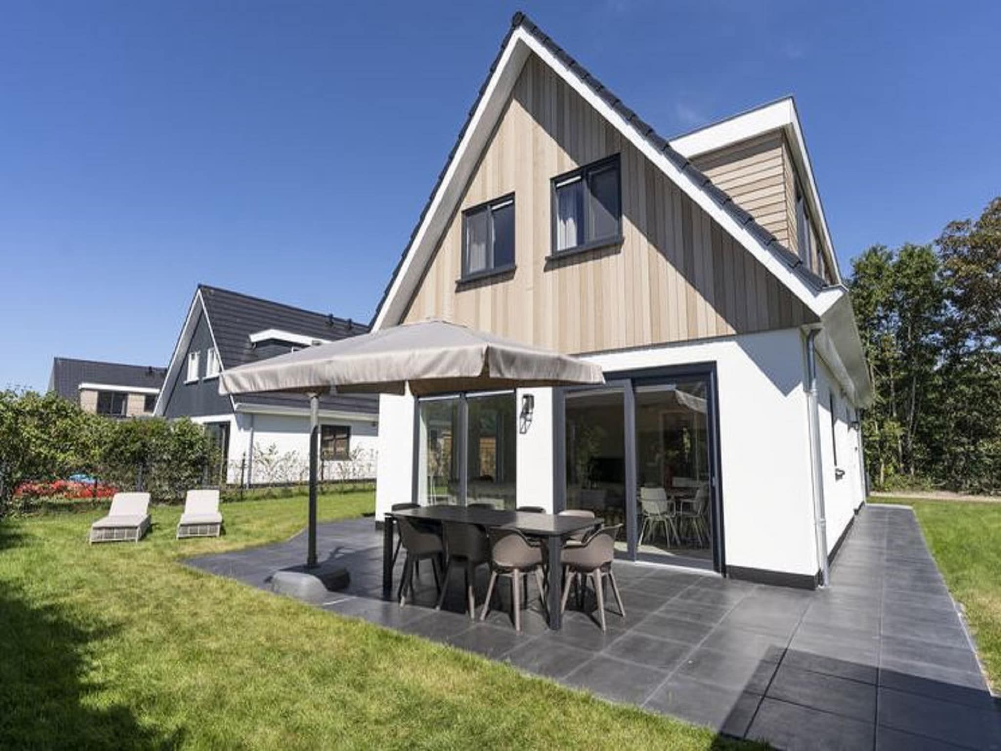 De buitenkant van So What 19 in De Koog Texel