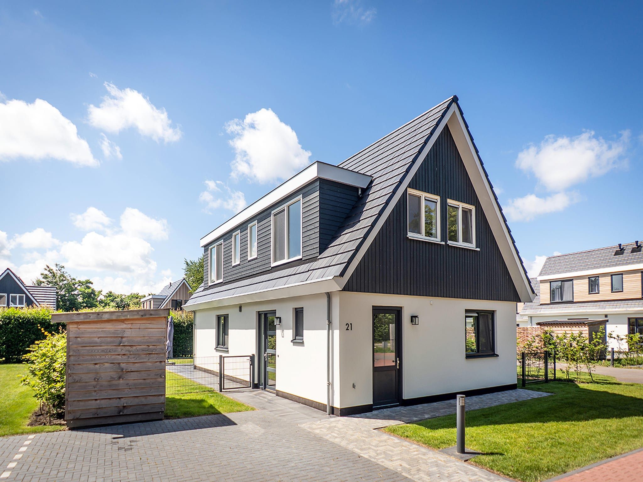 De buitenkant van So What 21 in De Koog Texel