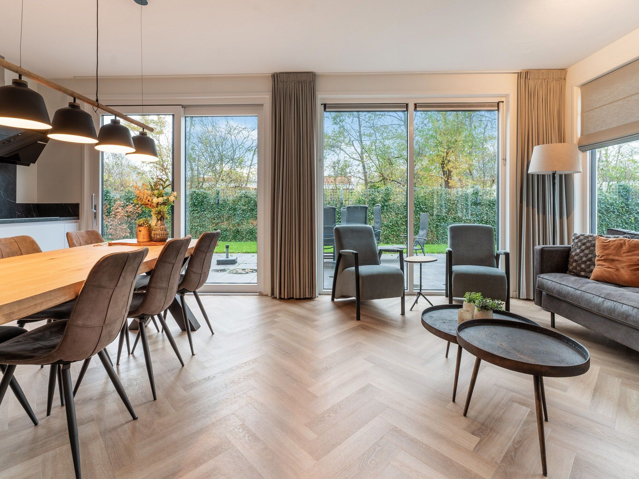 De eetkamer van So What 39 in De Koog Texel