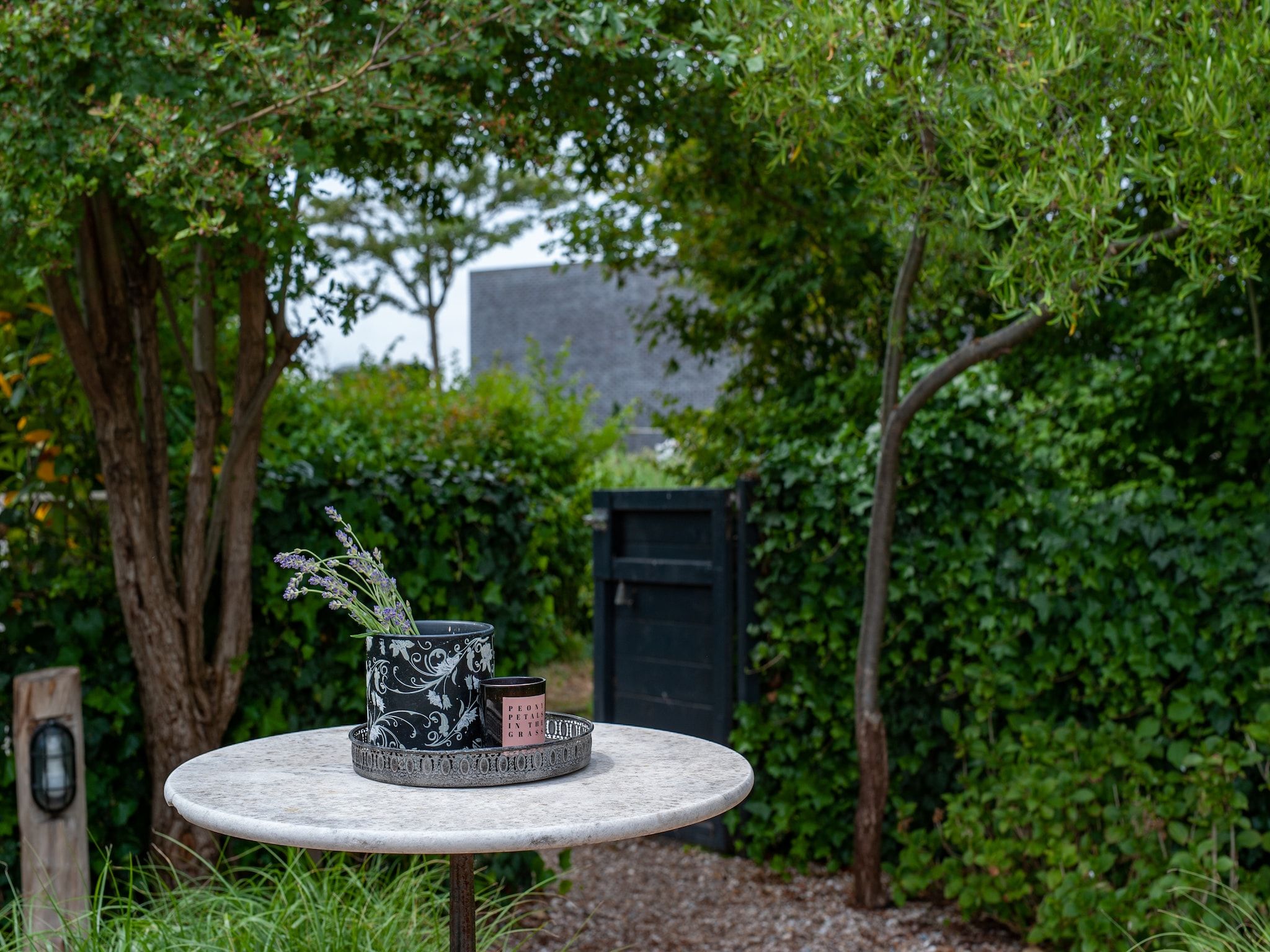 De tuin van Dennenlaan 17 in Kamperland