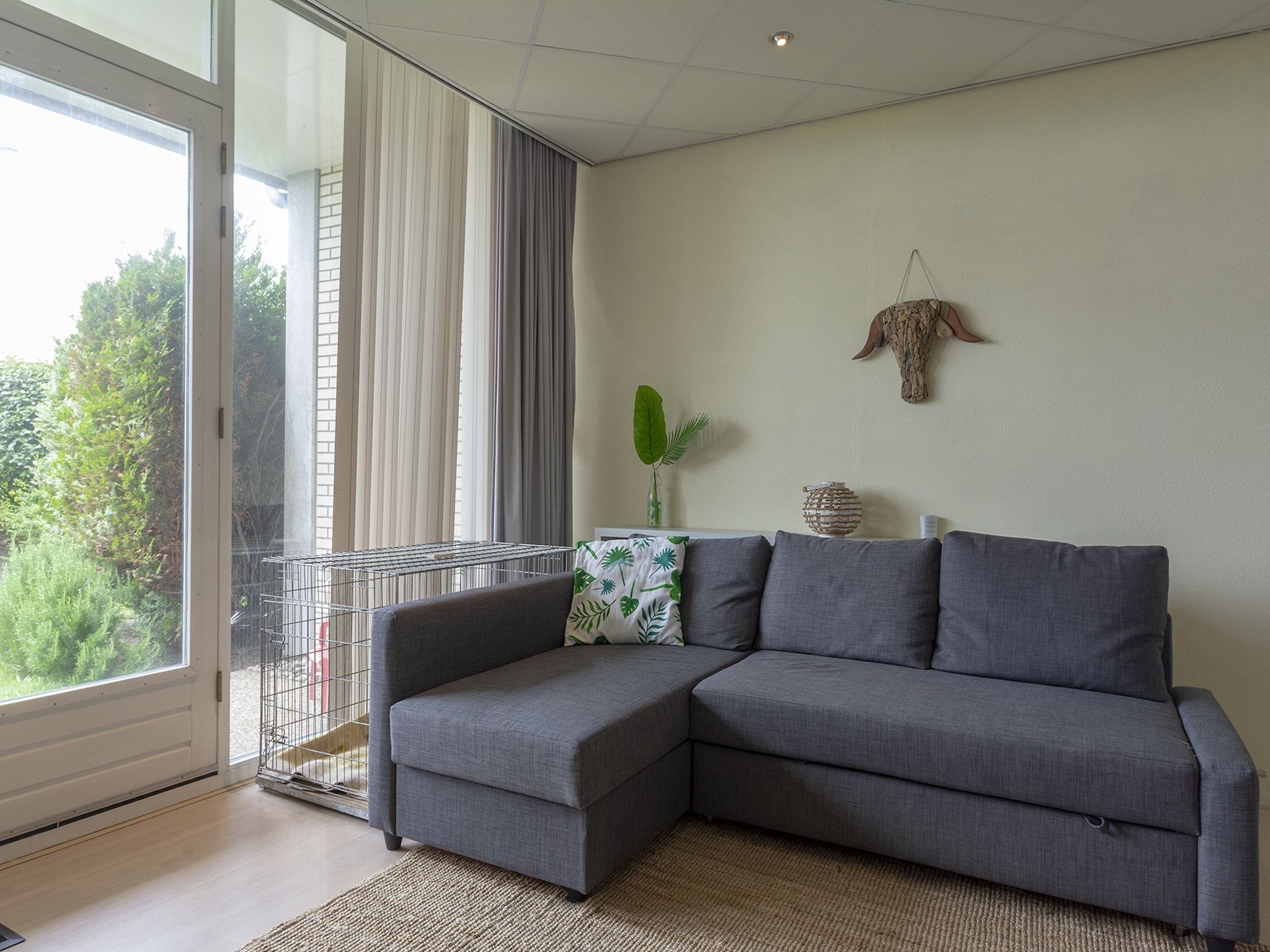 De woonkamer van Strandslag 115 in Julianadorp aan Zee