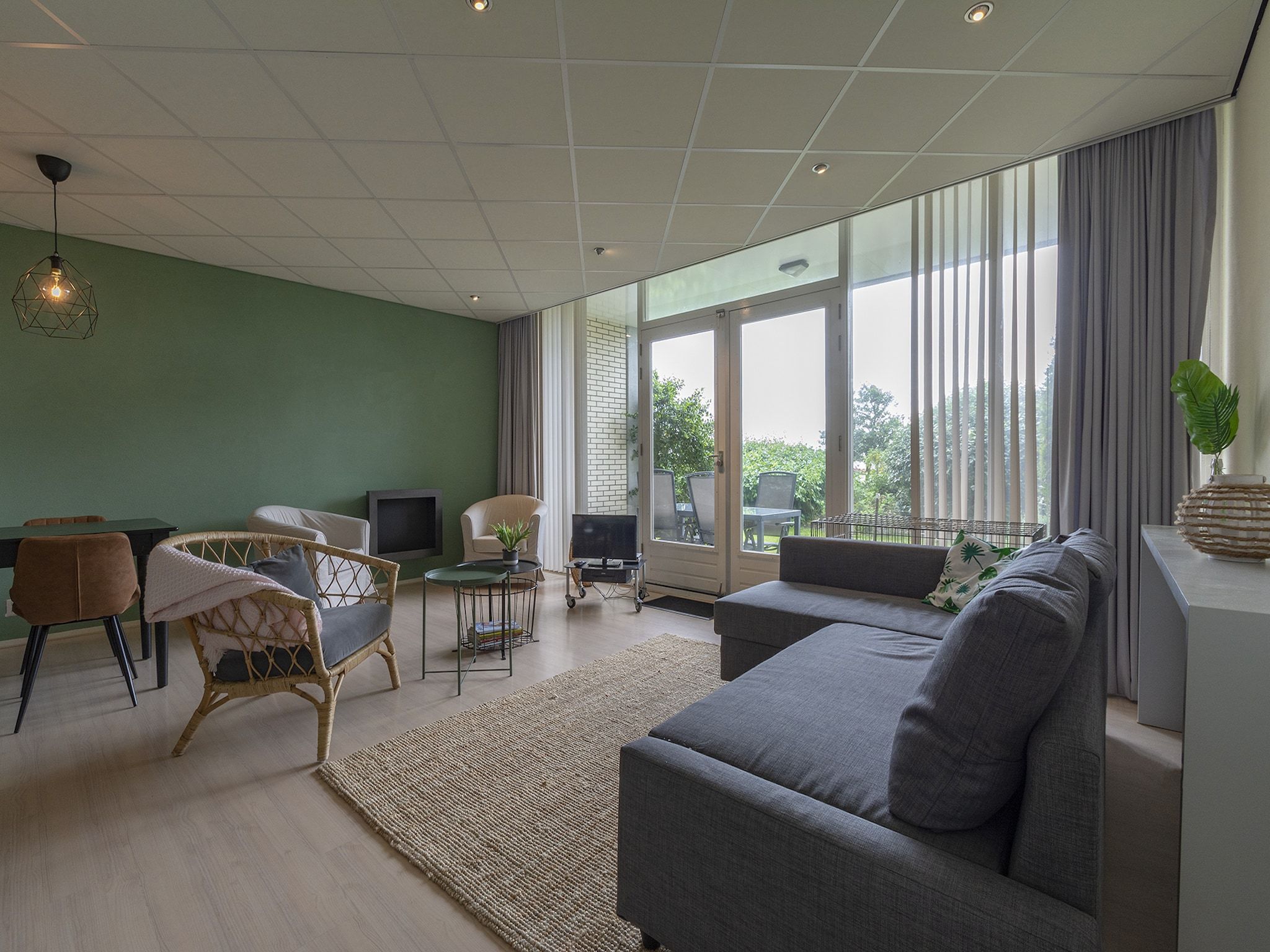 De woonkamer van Strandslag 115 in Julianadorp aan Zee