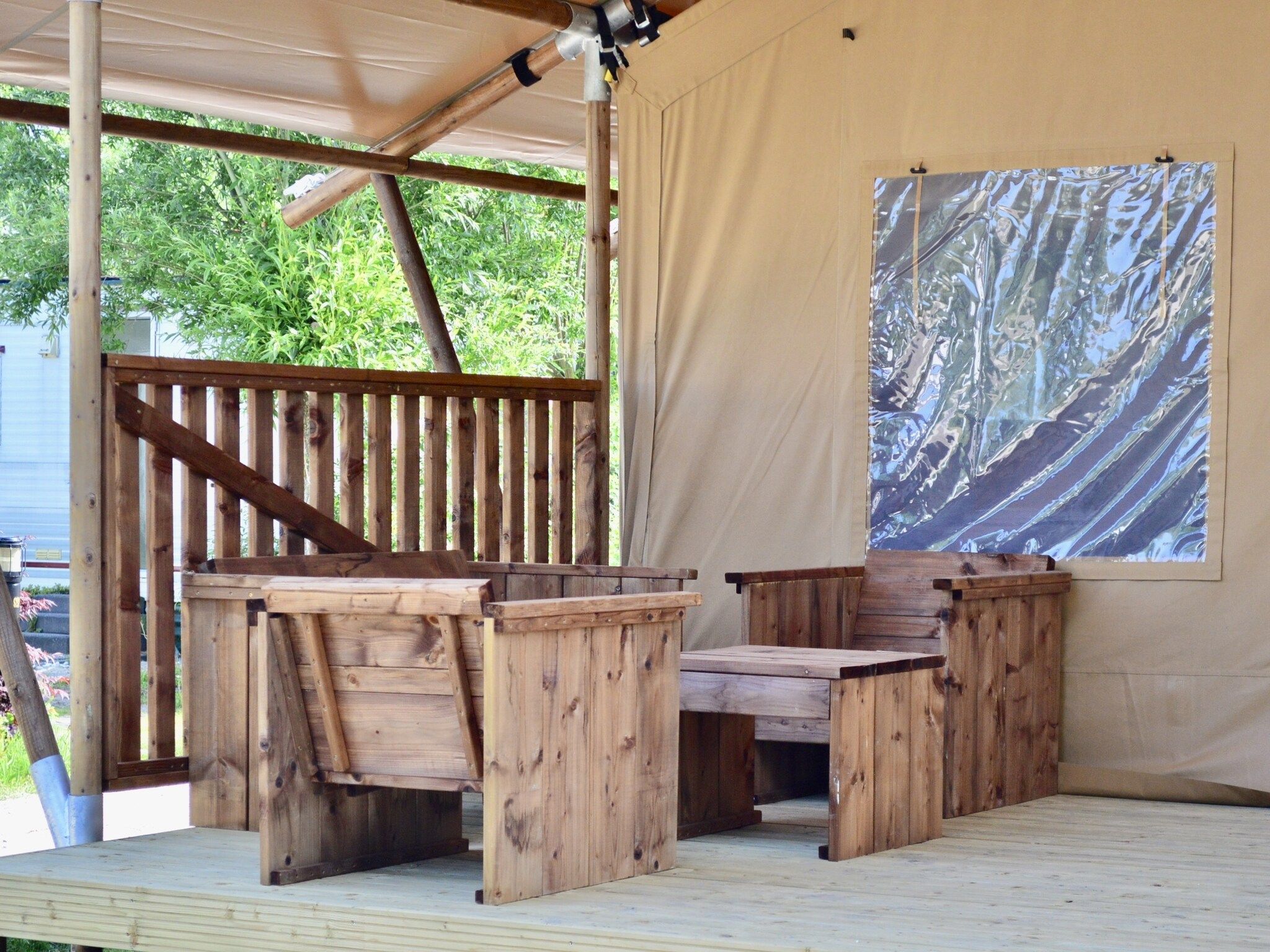 Het terras van Strandpark Vlugtenburg 13 in 's-Gravenzande