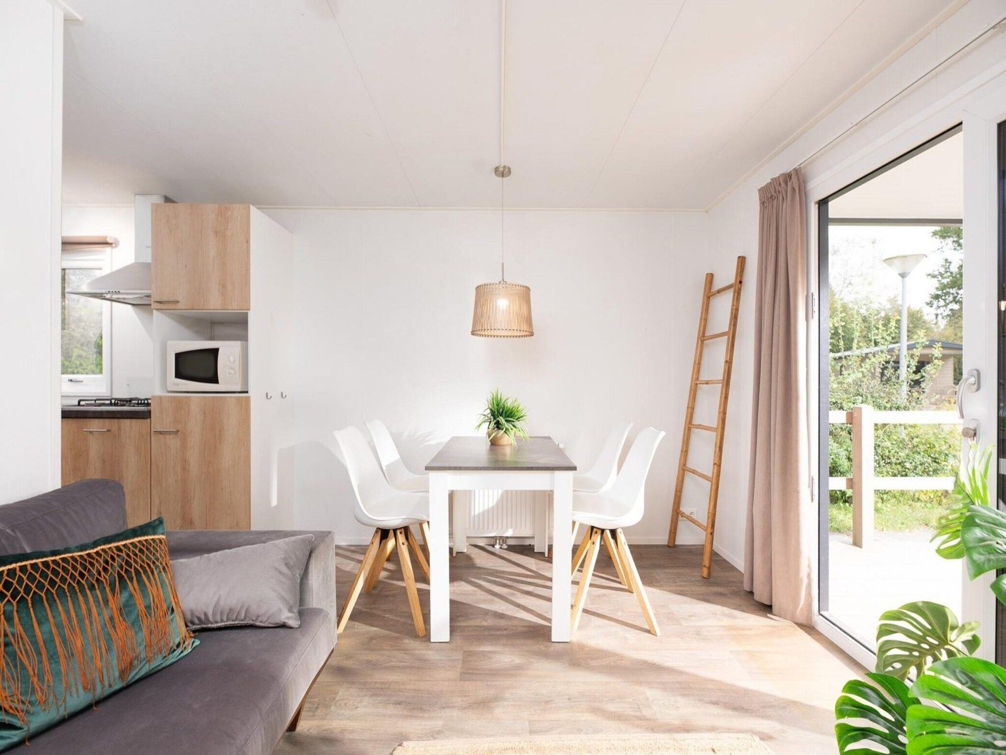 De eetkamer van Vakantiepark Mölke 23 in Zuna