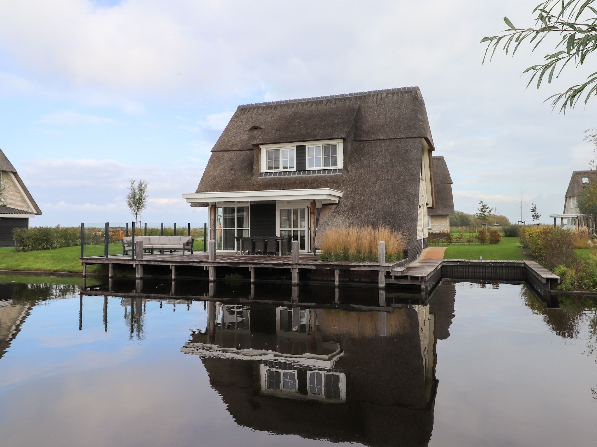 De buitenkant van Friese Meren Villa's 13 in Delfstrahuizen