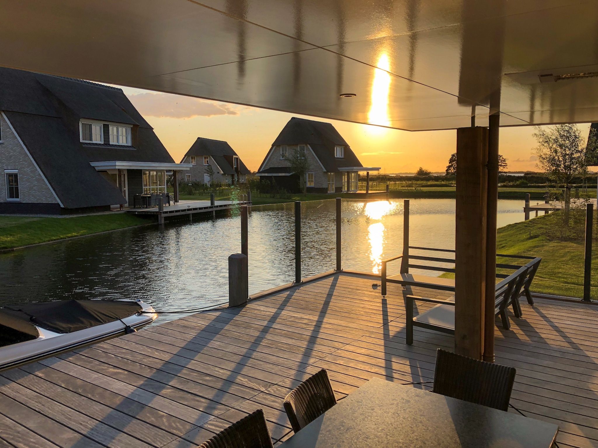 Het terras van Friese Meren Villa's 13 in Delfstrahuizen
