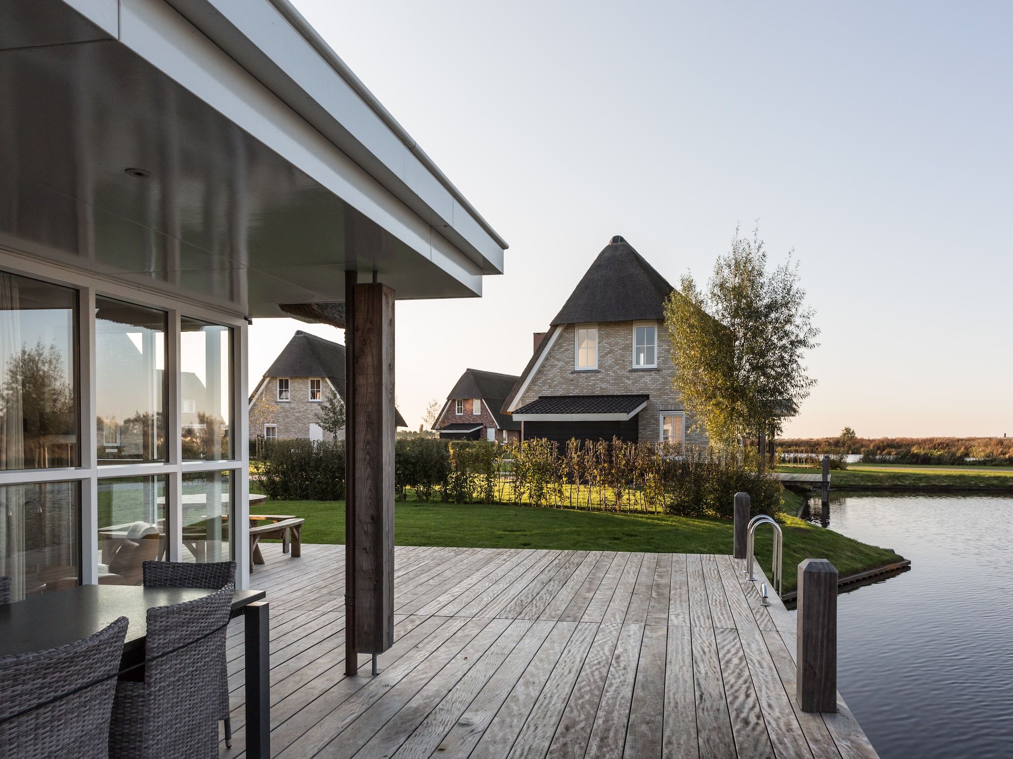 Het terras van Friese Meren Villa's 14 in Delfstrahuizen
