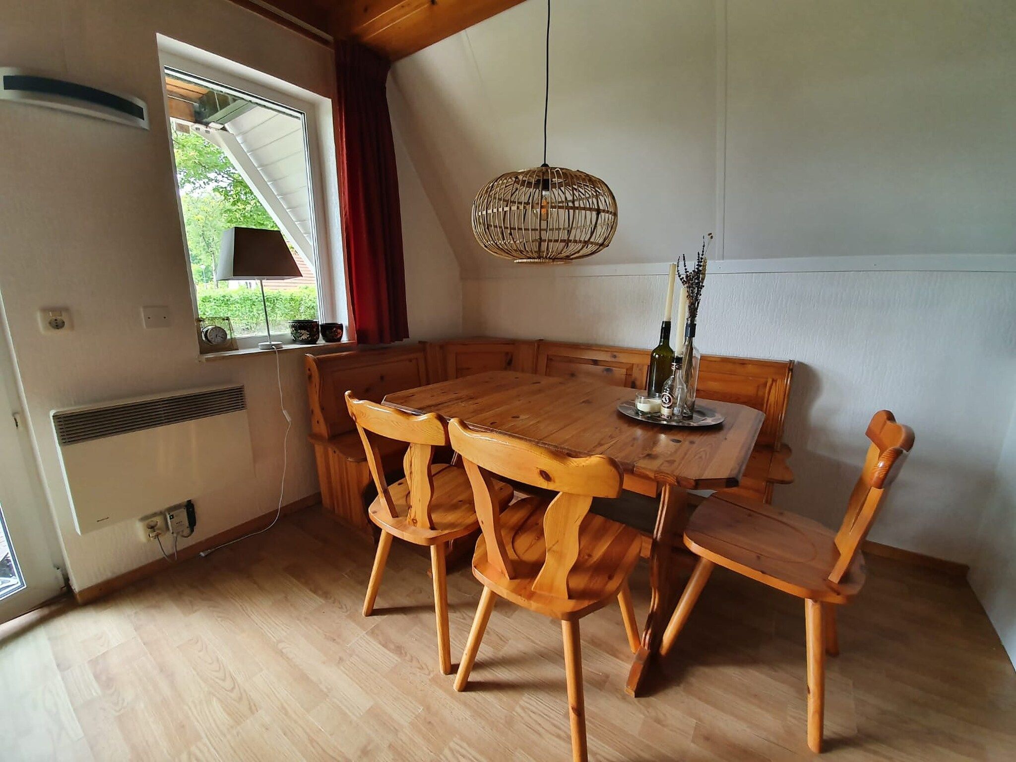De eetkamer van Boslaan 1 in Gramsbergen