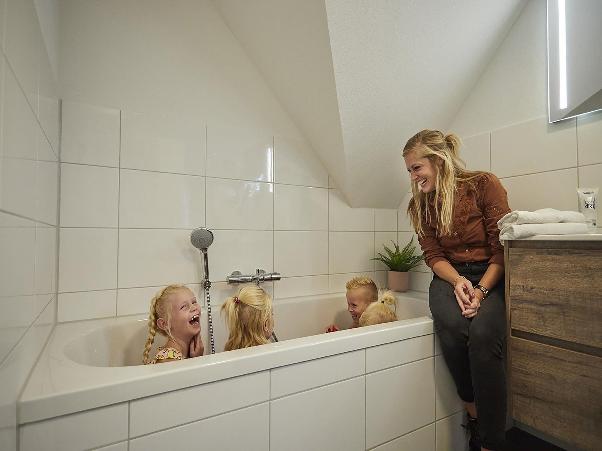 De badkamer van Buitenhof De Leistert 30 in Roggel