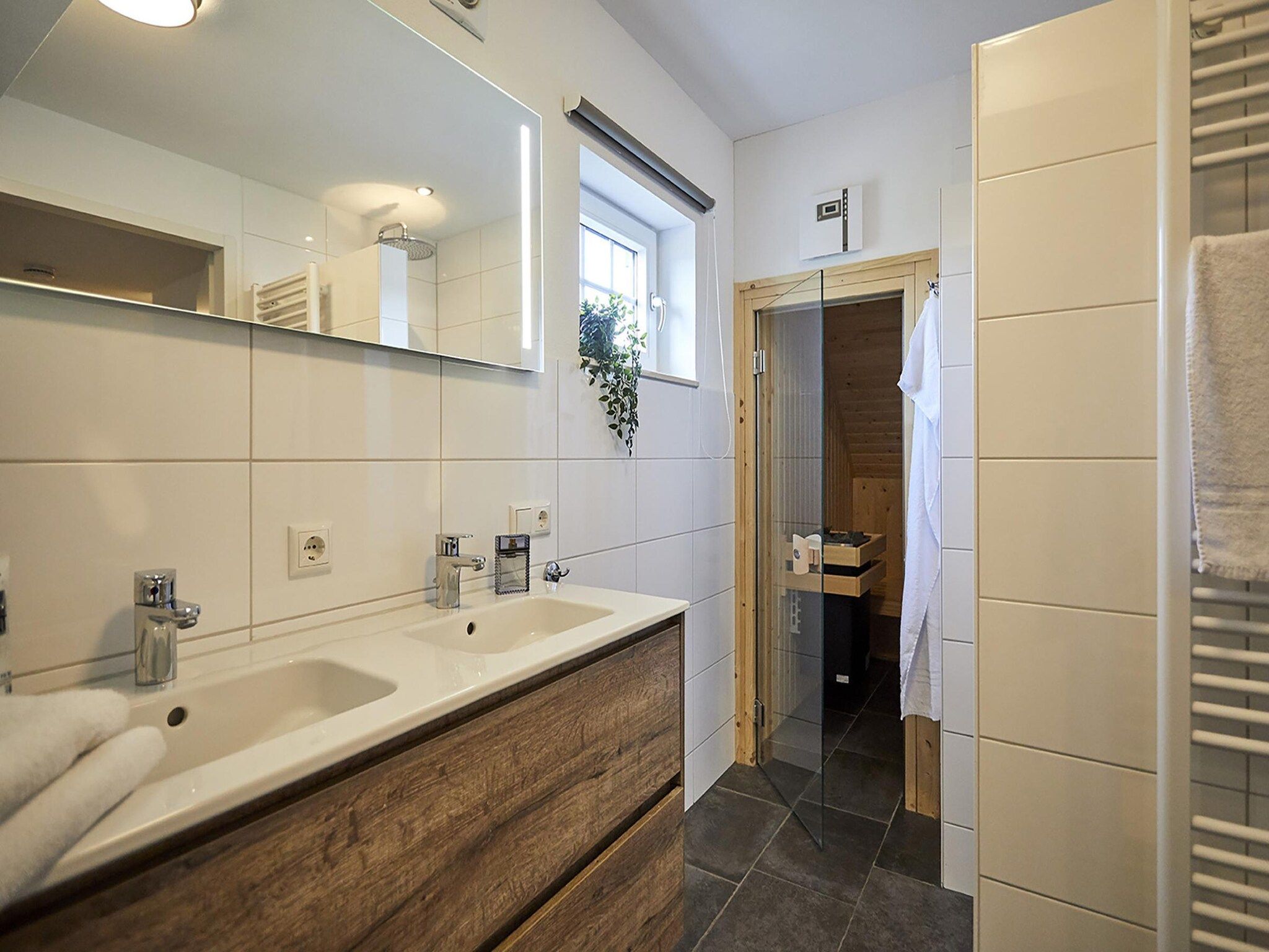 De badkamer van Buitenhof De Leistert 30 in Roggel