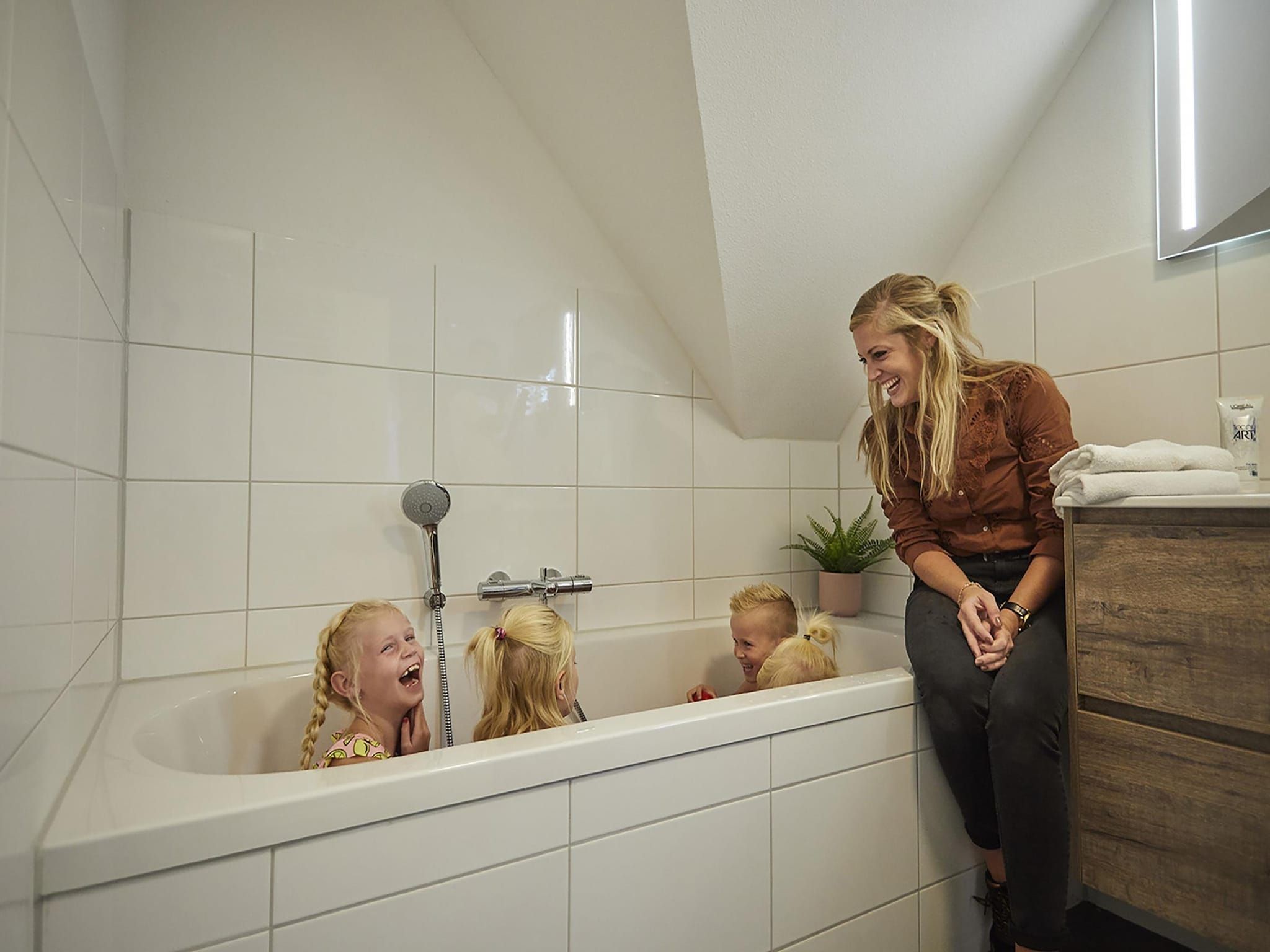 De badkamer van Buitenhof De Leistert 31 in Roggel