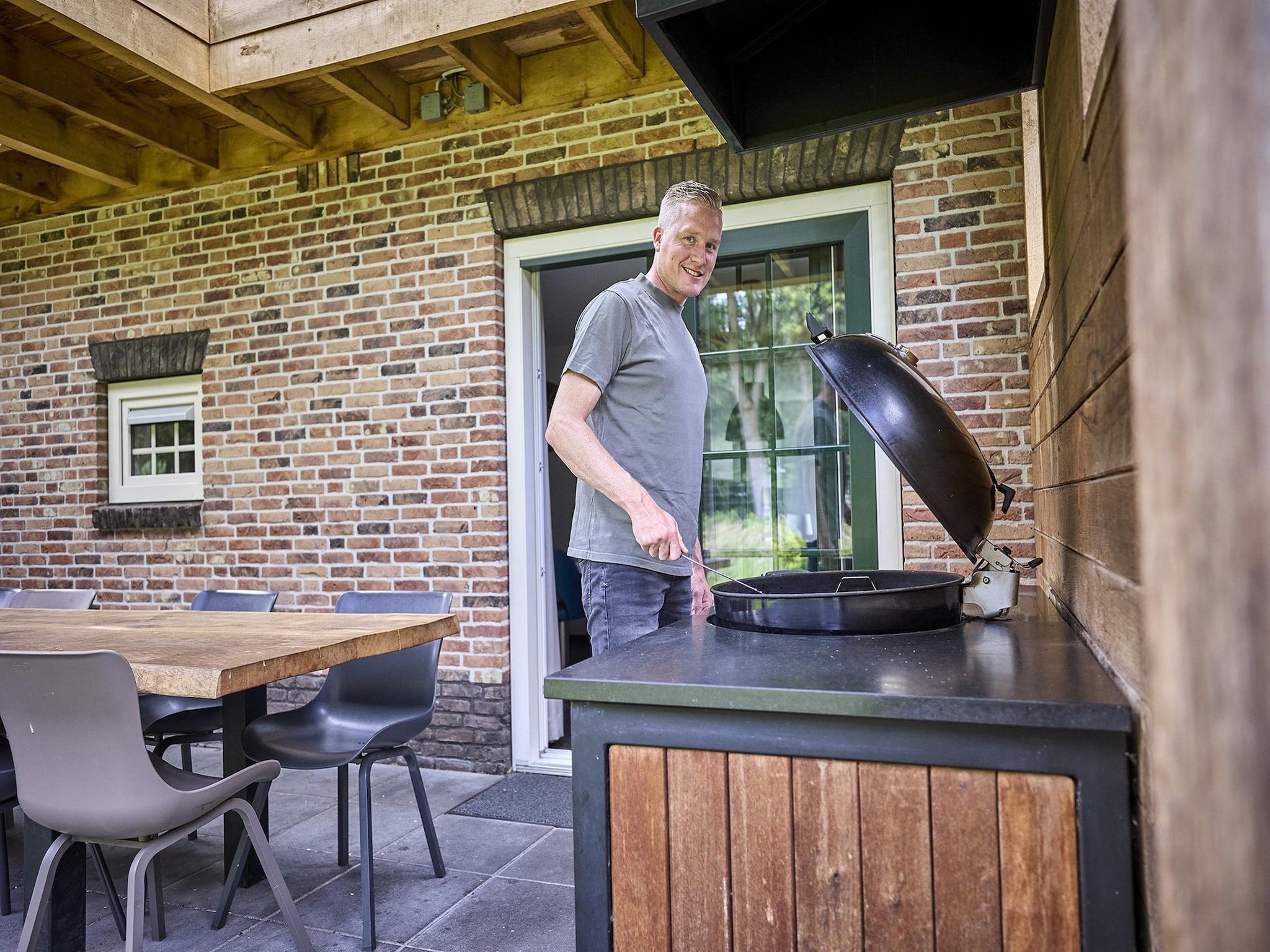 Het terras van Buitenhof De Leistert 31 in Roggel