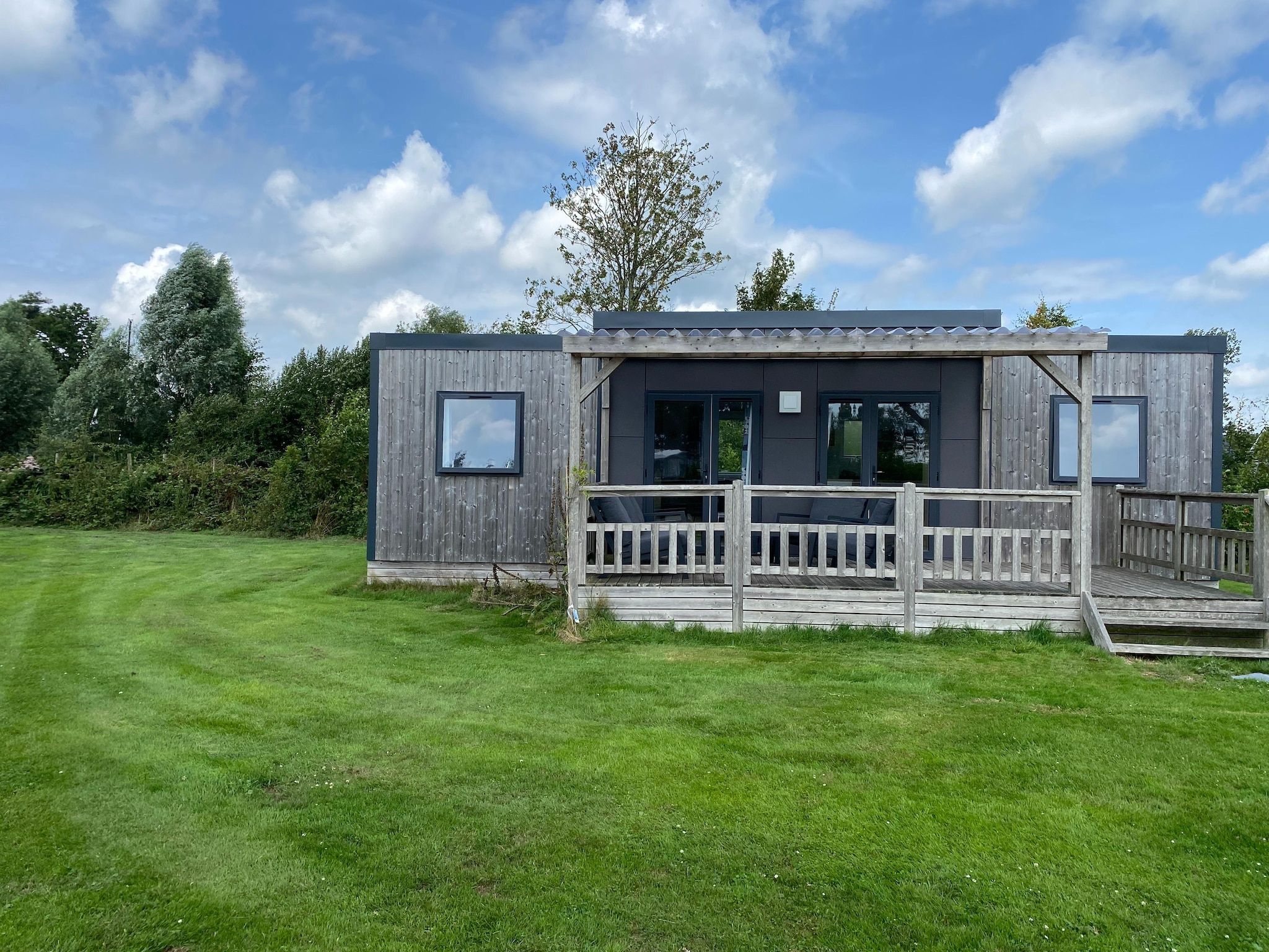 De buitenkant van Chalet Eke in De Veenhoop