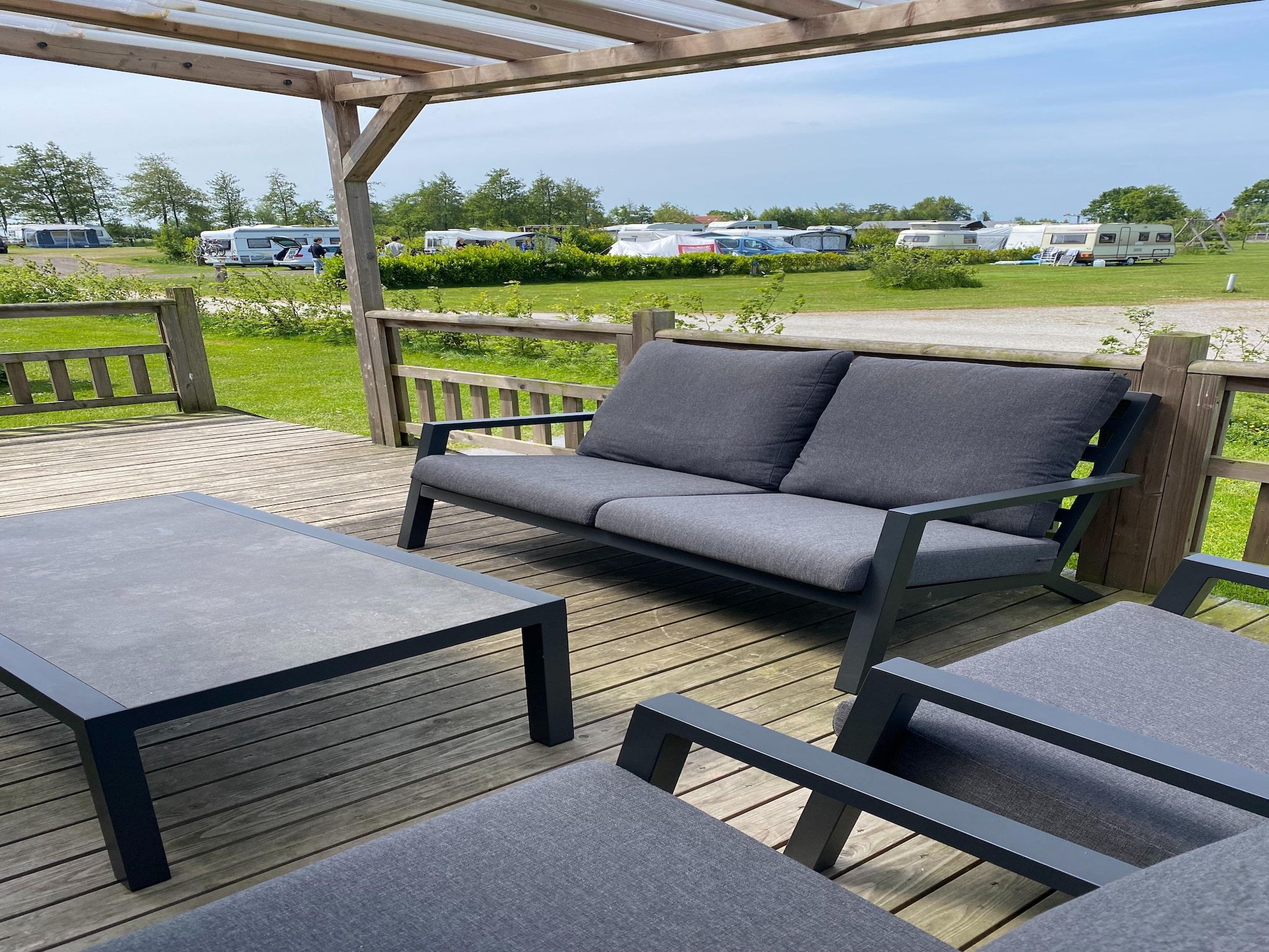 Het terras van Chalet Imke in De Veenhoop