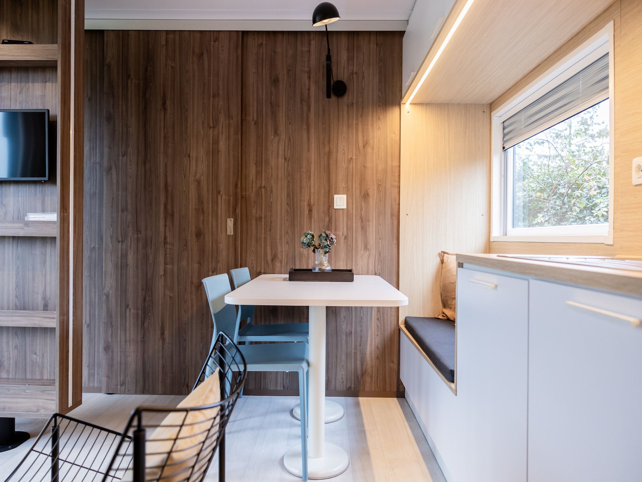 De eetkamer van Chalet Imke in De Veenhoop