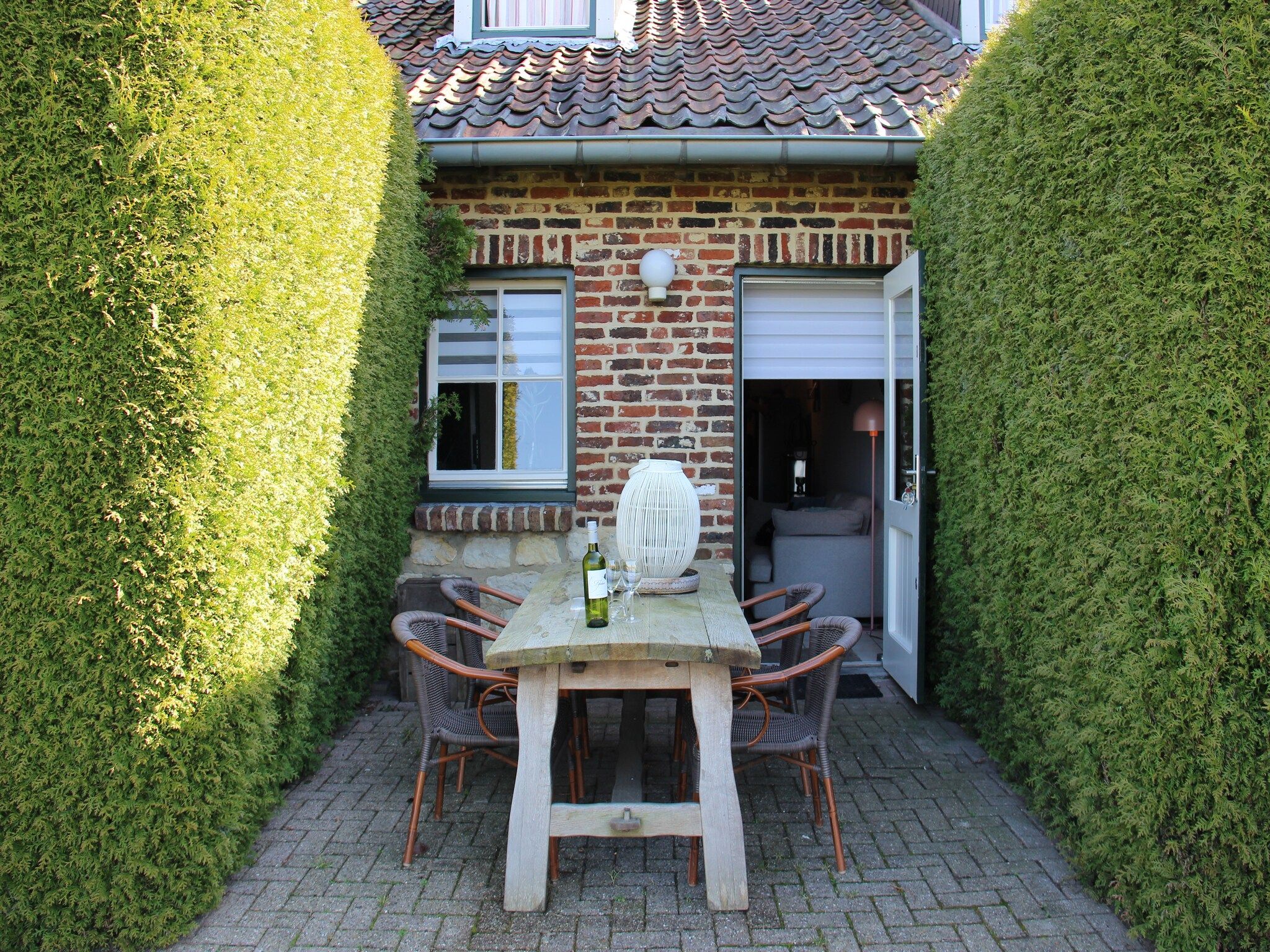 Het terras van Valleyview Cottages - NR14 in Voerendaal