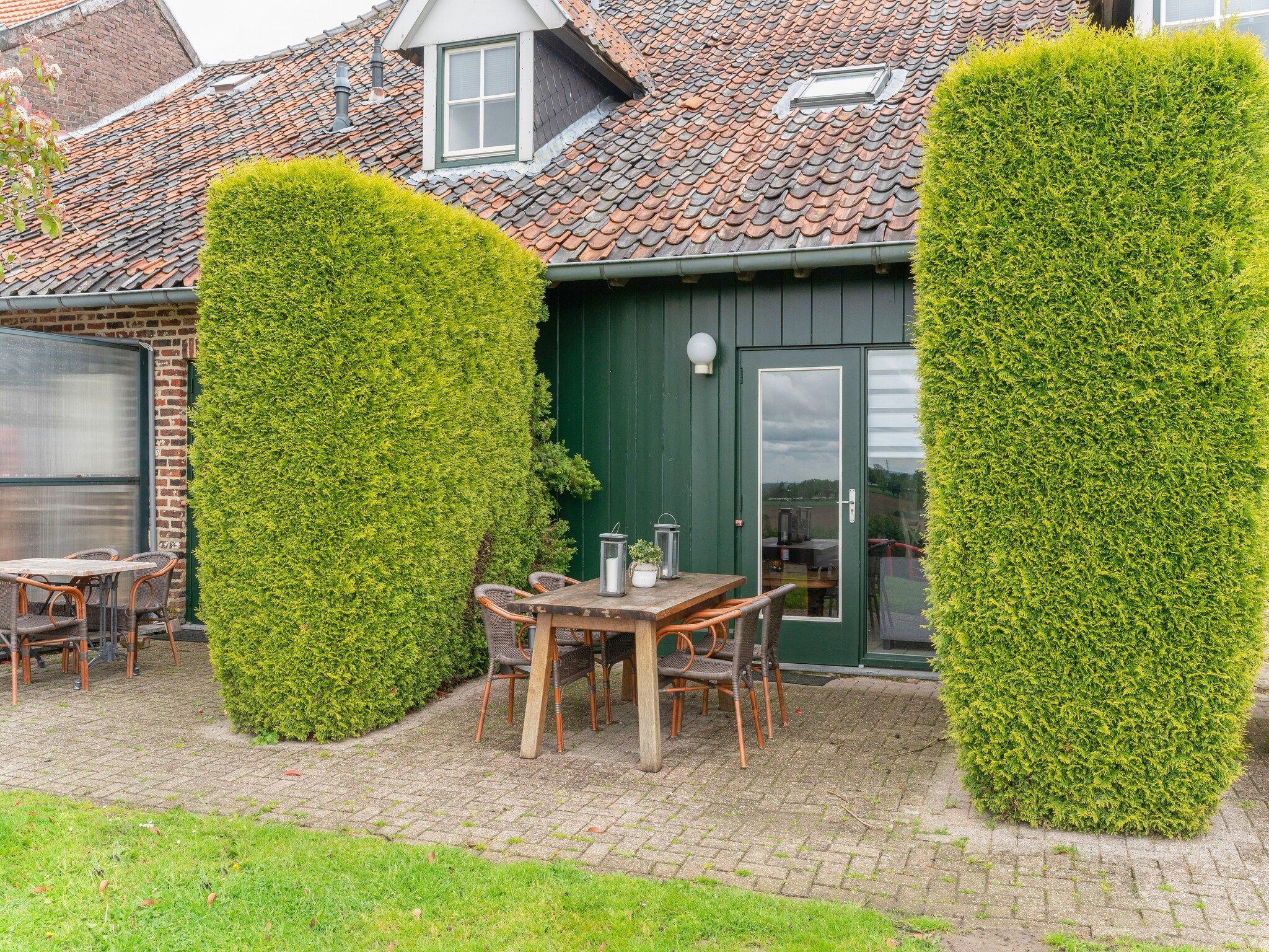 Het terras van Valleyview Cottages - NR14 in Voerendaal