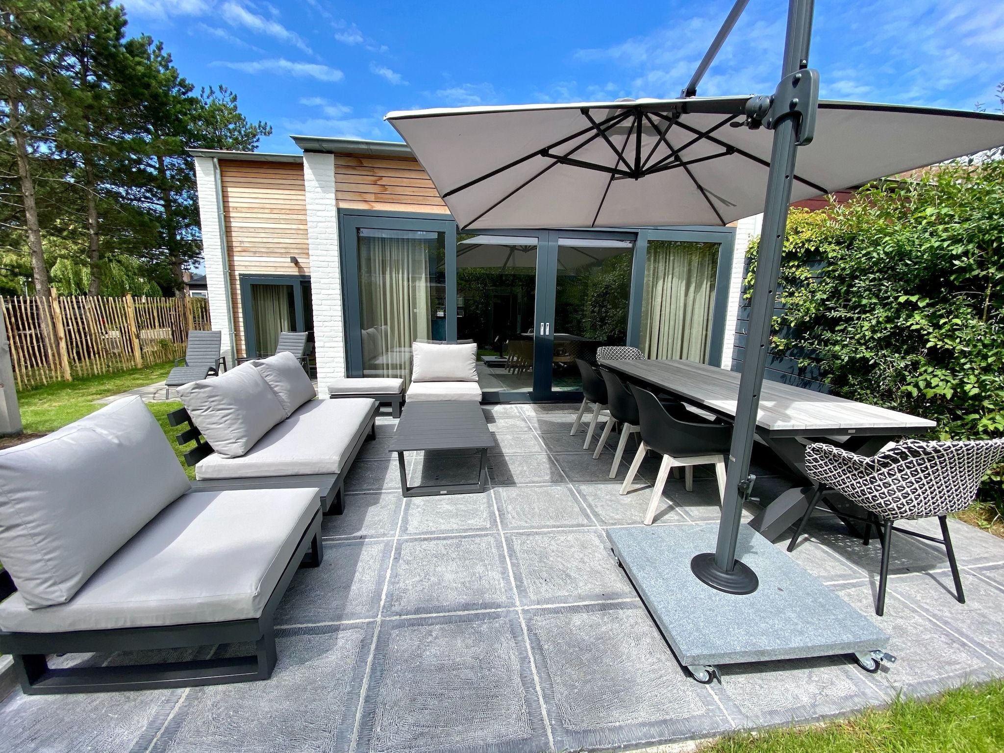 Het terras van Lepelblad 44 in Nieuwvlietbad