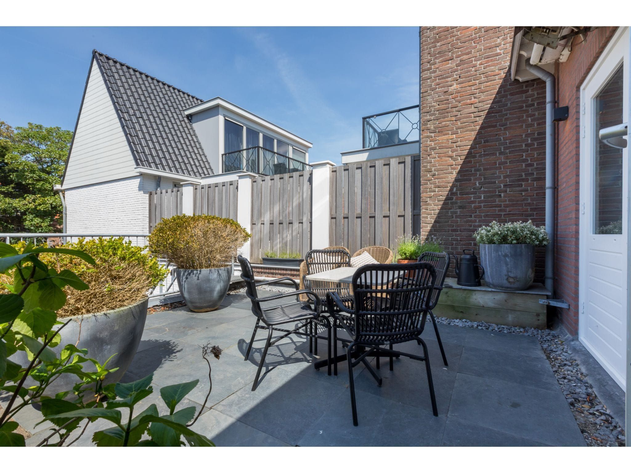 Het terras van Ooststraat 7 in Domburg